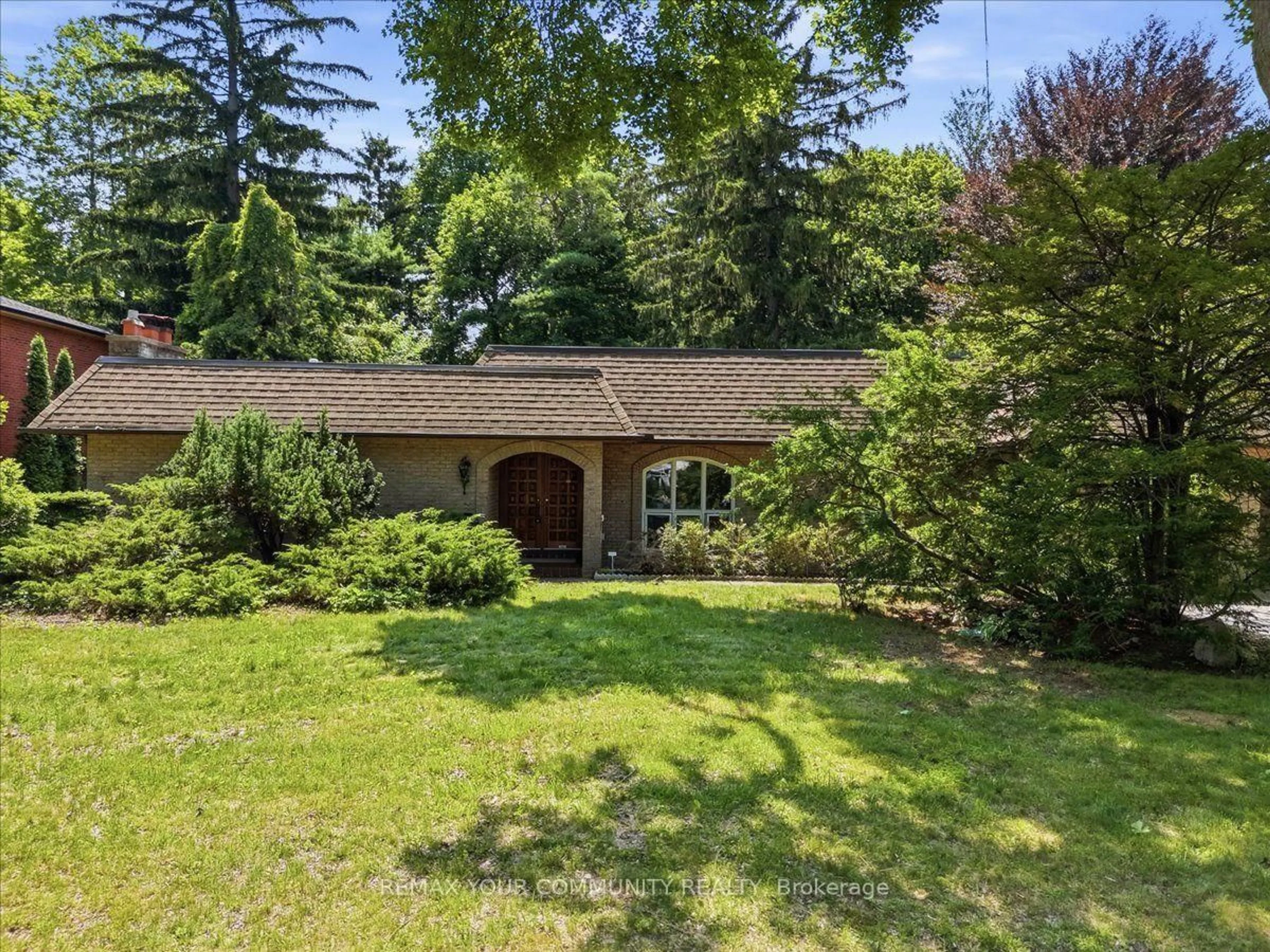 A pic from outside/outdoor area/front of a property/back of a property/a pic from drone, unknown for 1528 Knareswood Dr, Mississauga Ontario L5H 2M1