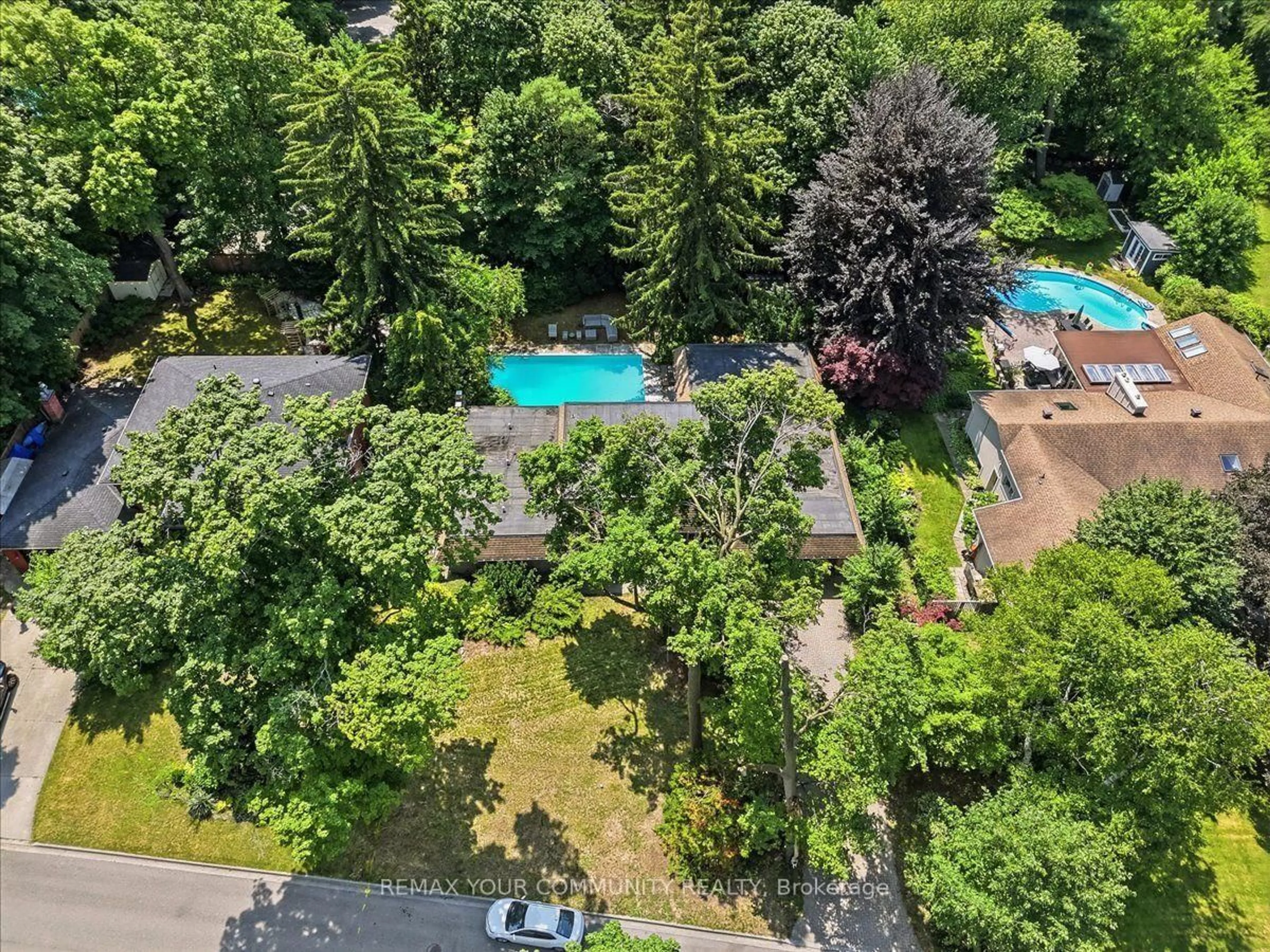 A pic from outside/outdoor area/front of a property/back of a property/a pic from drone, forest/trees view for 1528 Knareswood Dr, Mississauga Ontario L5H 2M1