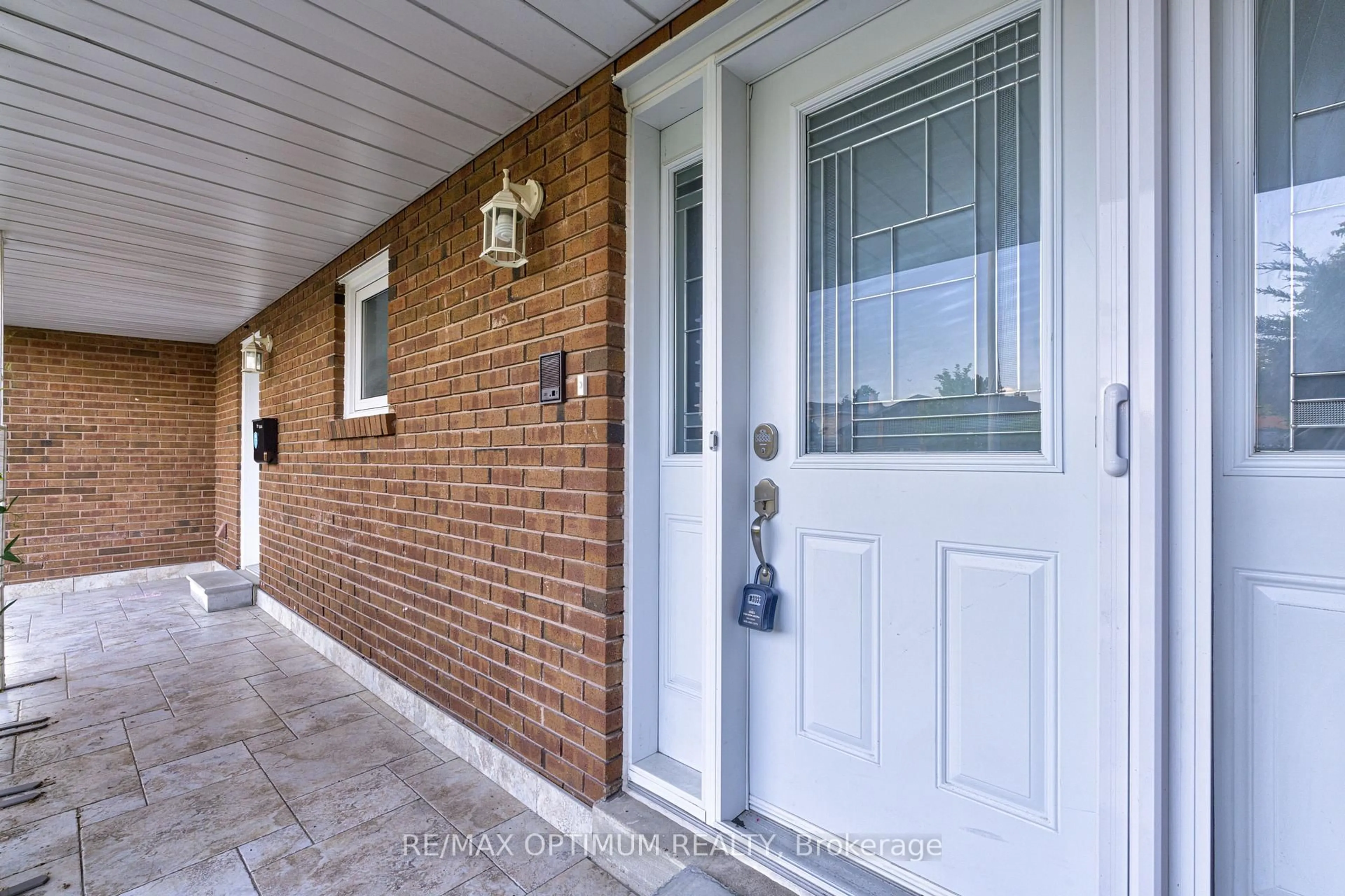 Indoor entryway for 2498 Privet Cres, Mississauga Ontario L5B 2S4