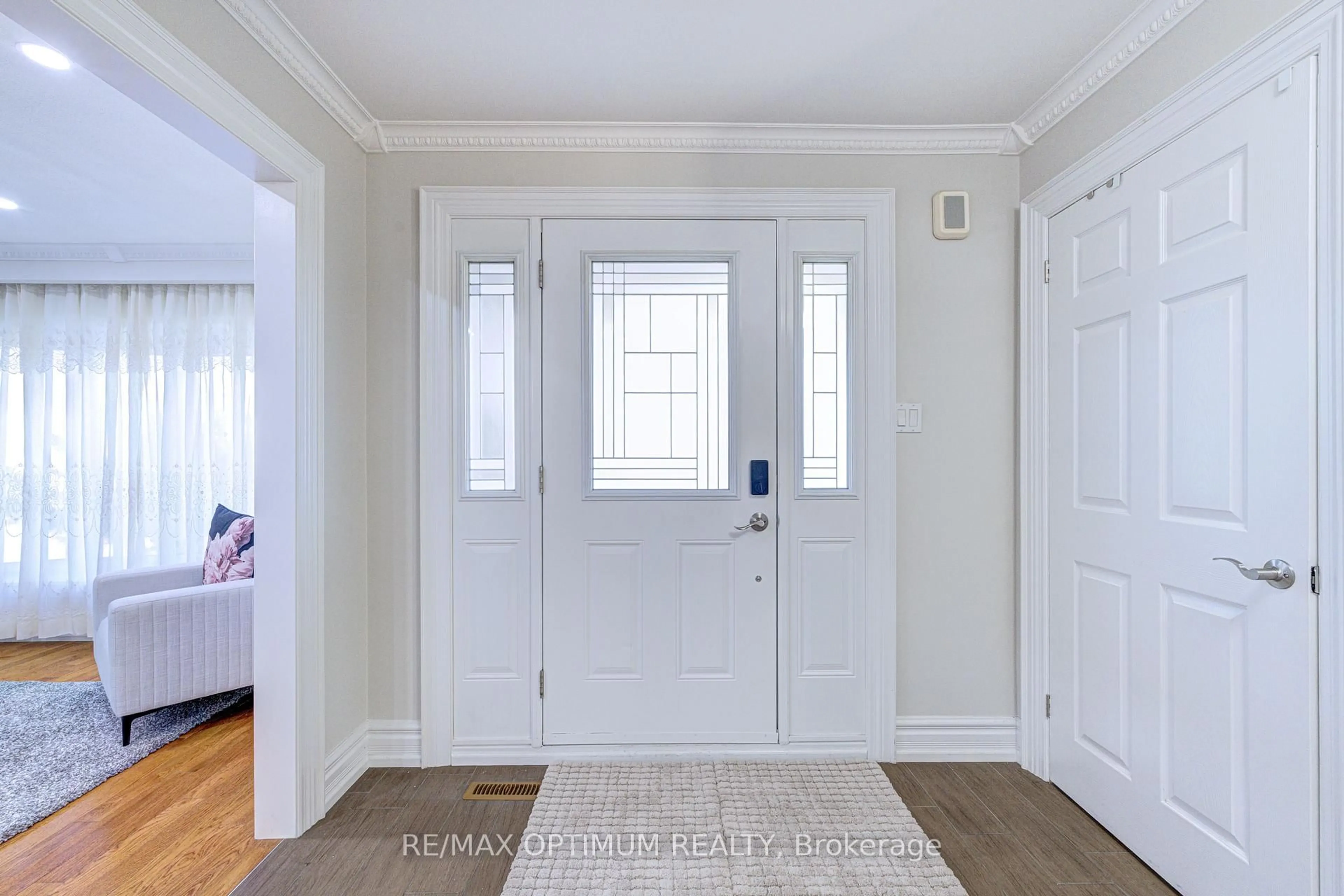 Indoor entryway for 2498 Privet Cres, Mississauga Ontario L5B 2S4