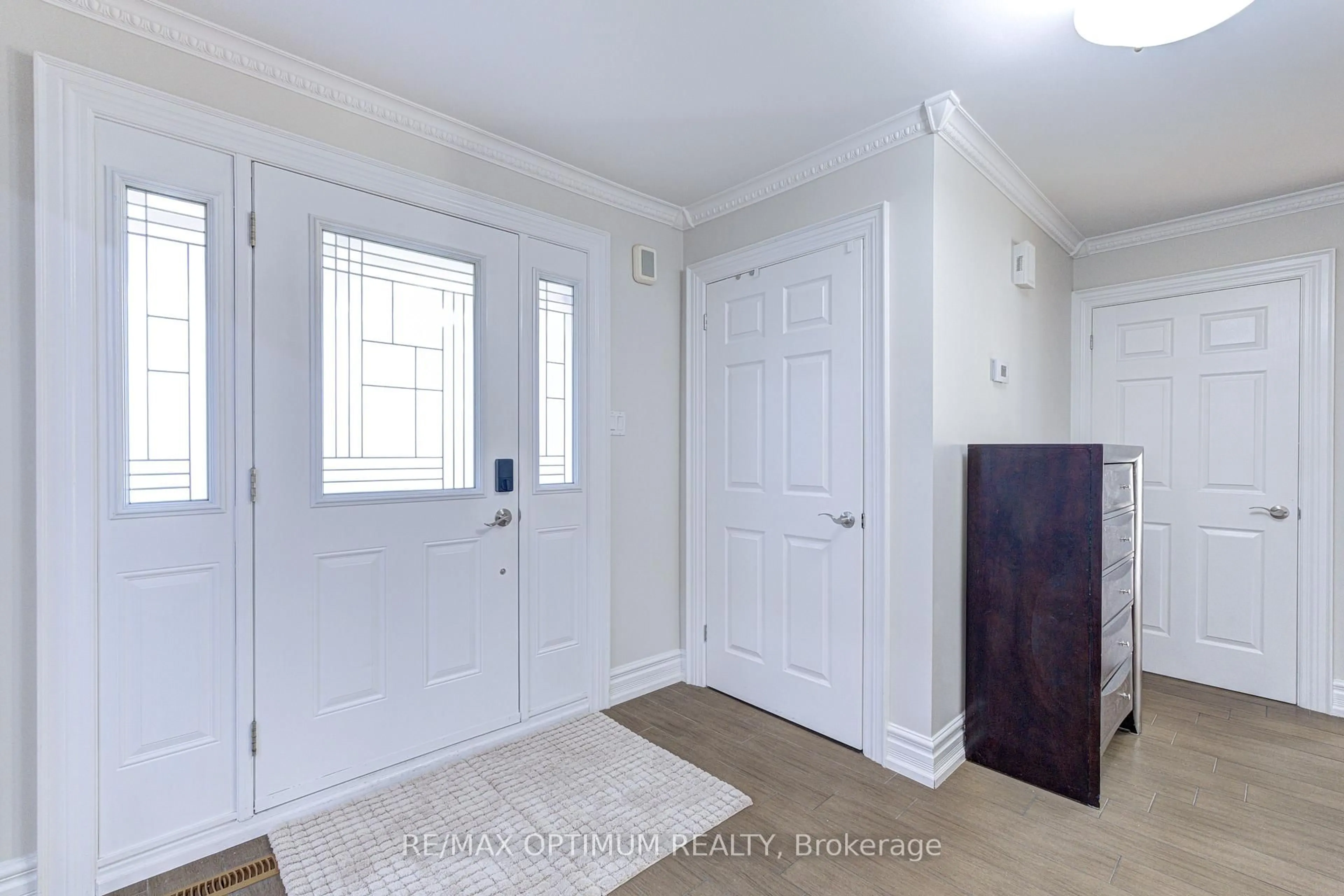 Indoor entryway for 2498 Privet Cres, Mississauga Ontario L5B 2S4