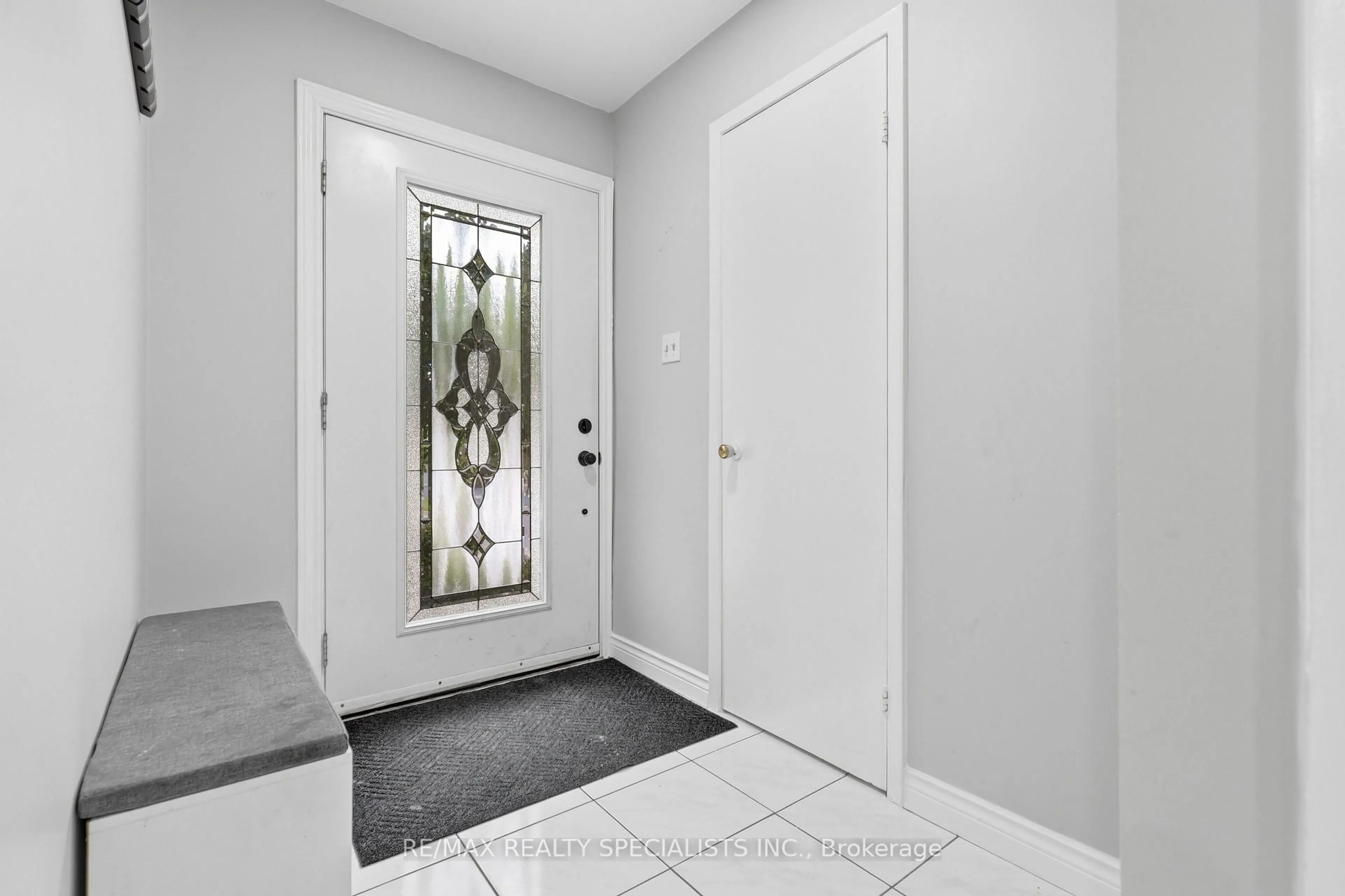 Indoor entryway for 7259 Sills Rd, Mississauga Ontario L4T 2K2