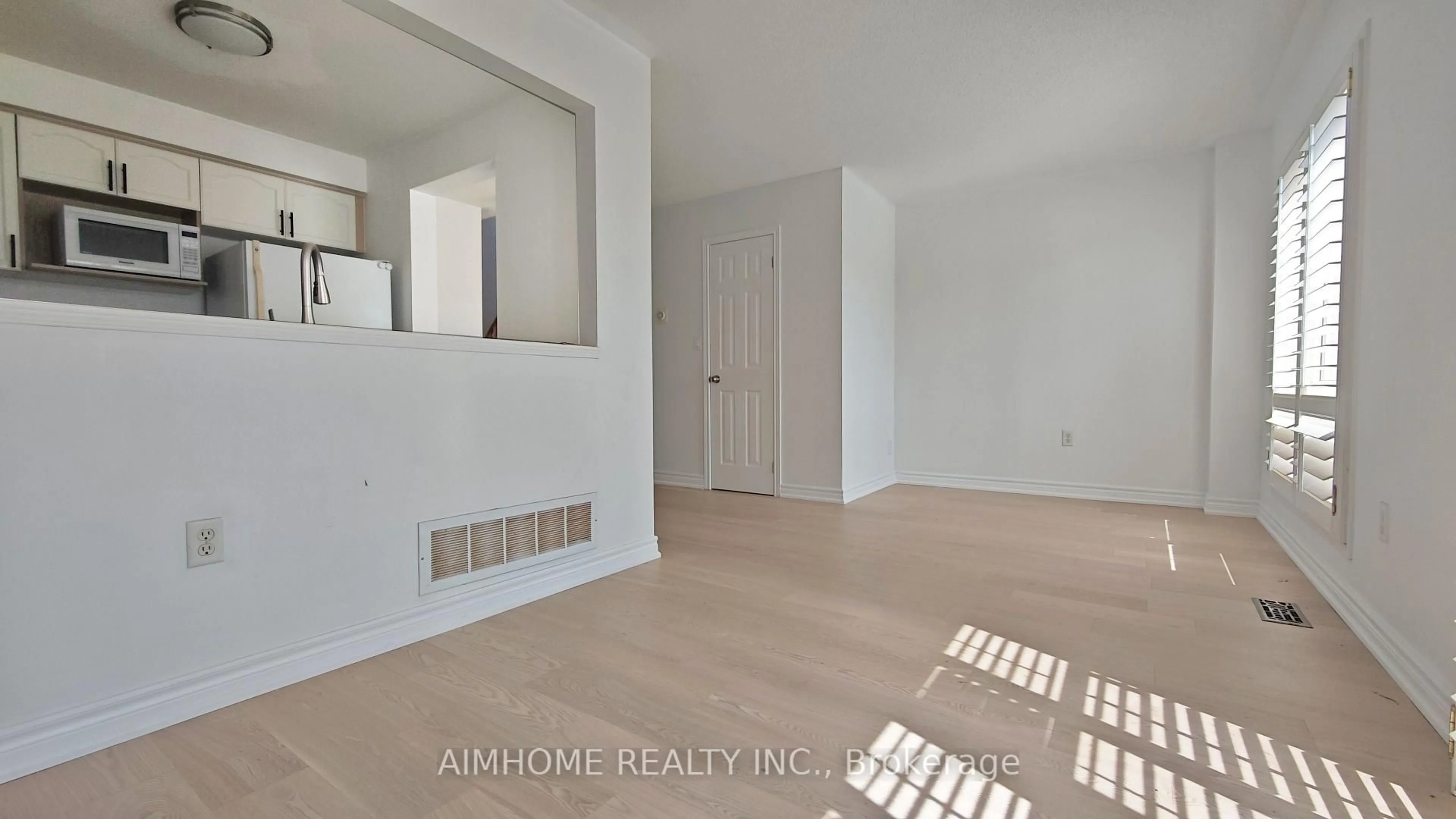A pic of a room for 340 KITTRIDGE Rd, Oakville Ontario L6H 7K6