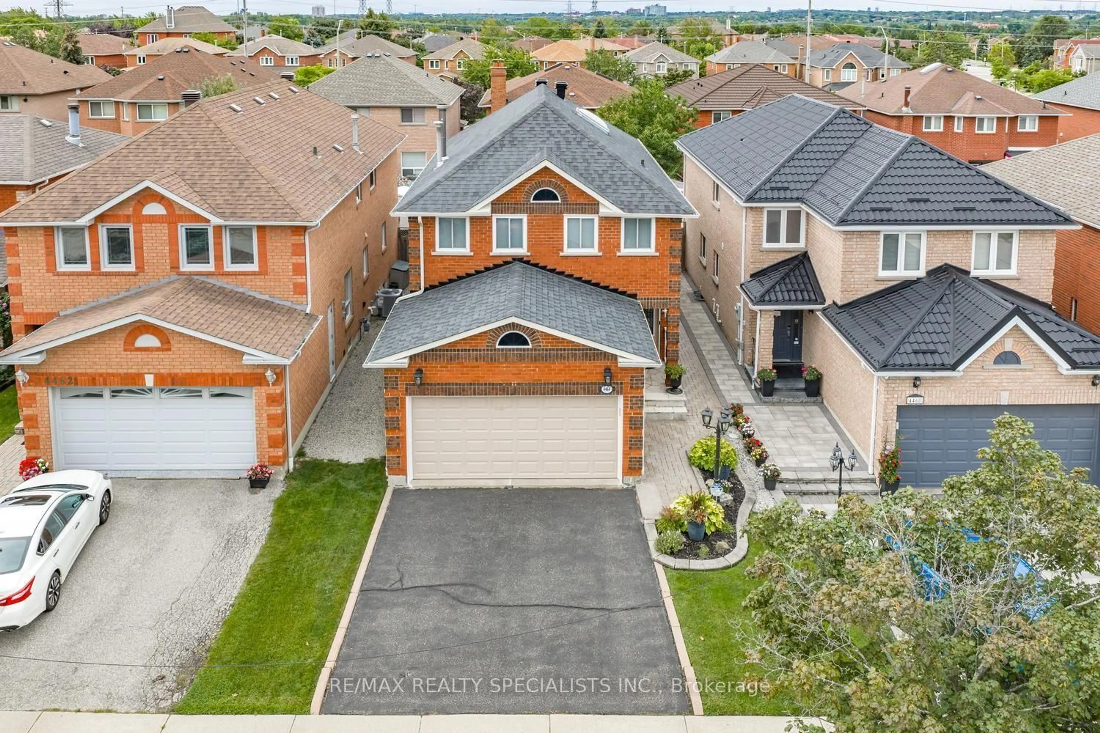 A pic from outside/outdoor area/front of a property/back of a property/a pic from drone, street for 4464 Weeping Willow Dr, Mississauga Ontario L5V 1K3