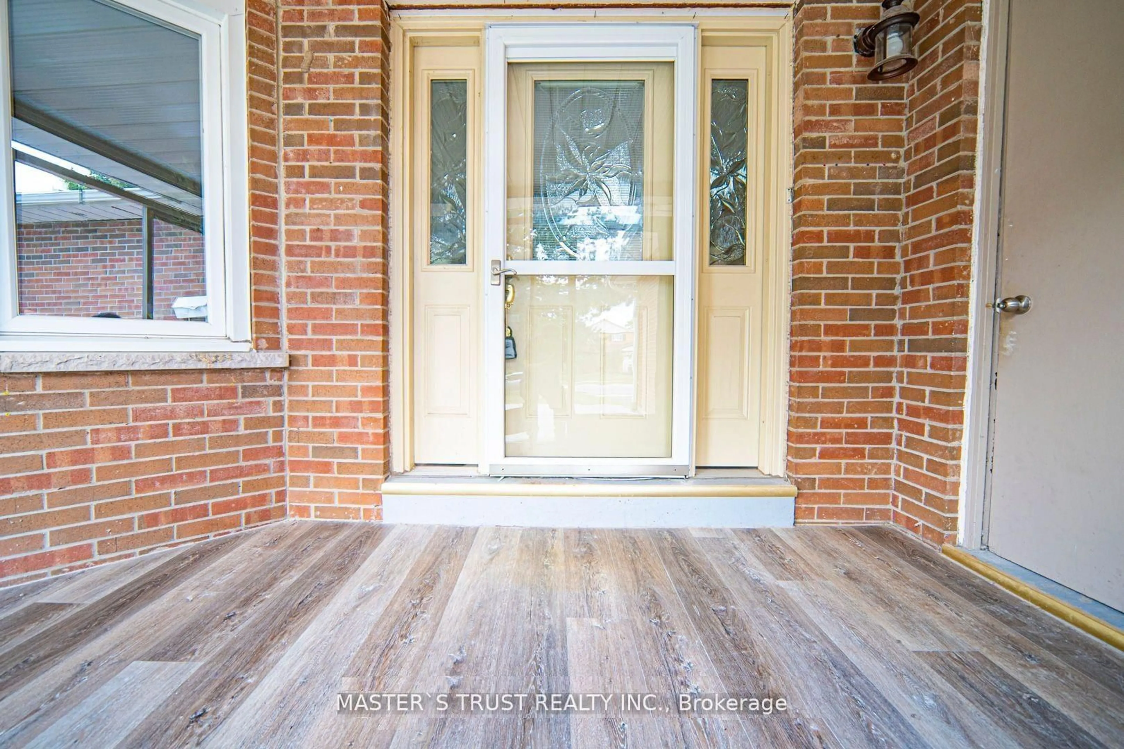 Indoor entryway for 2502 Folkway Dr, Mississauga Ontario L5L 2J6