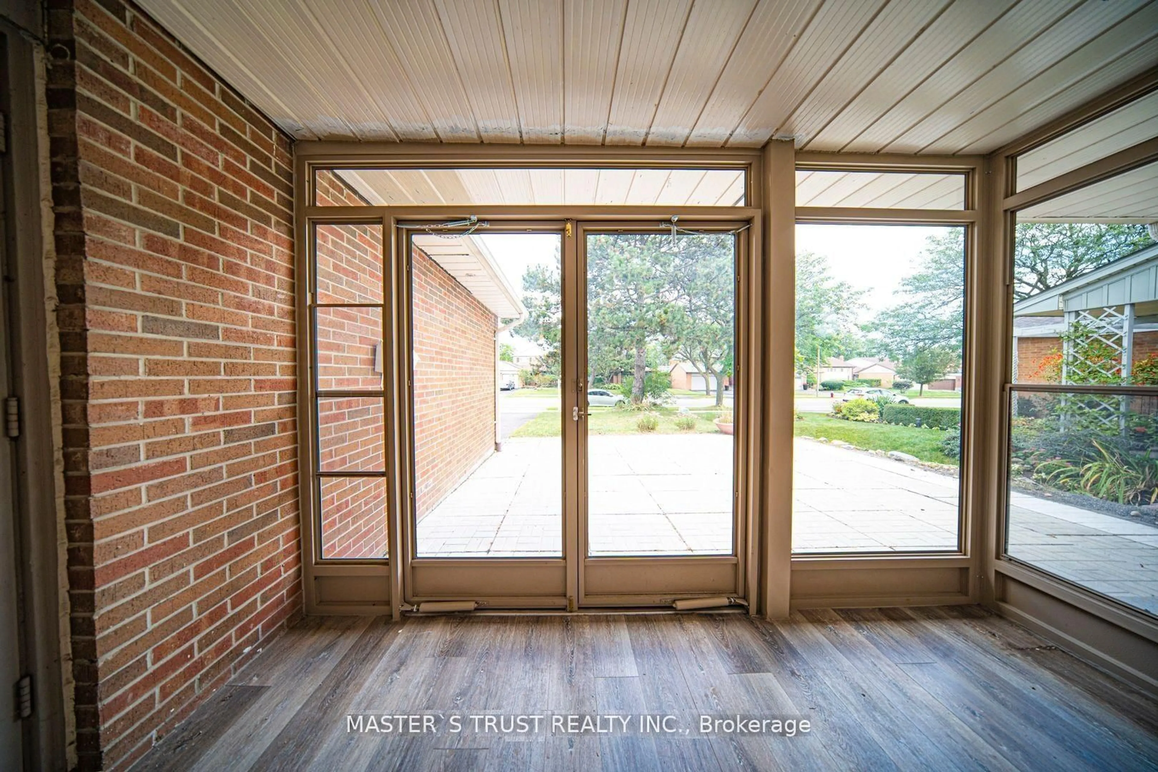 Indoor entryway for 2502 Folkway Dr, Mississauga Ontario L5L 2J6