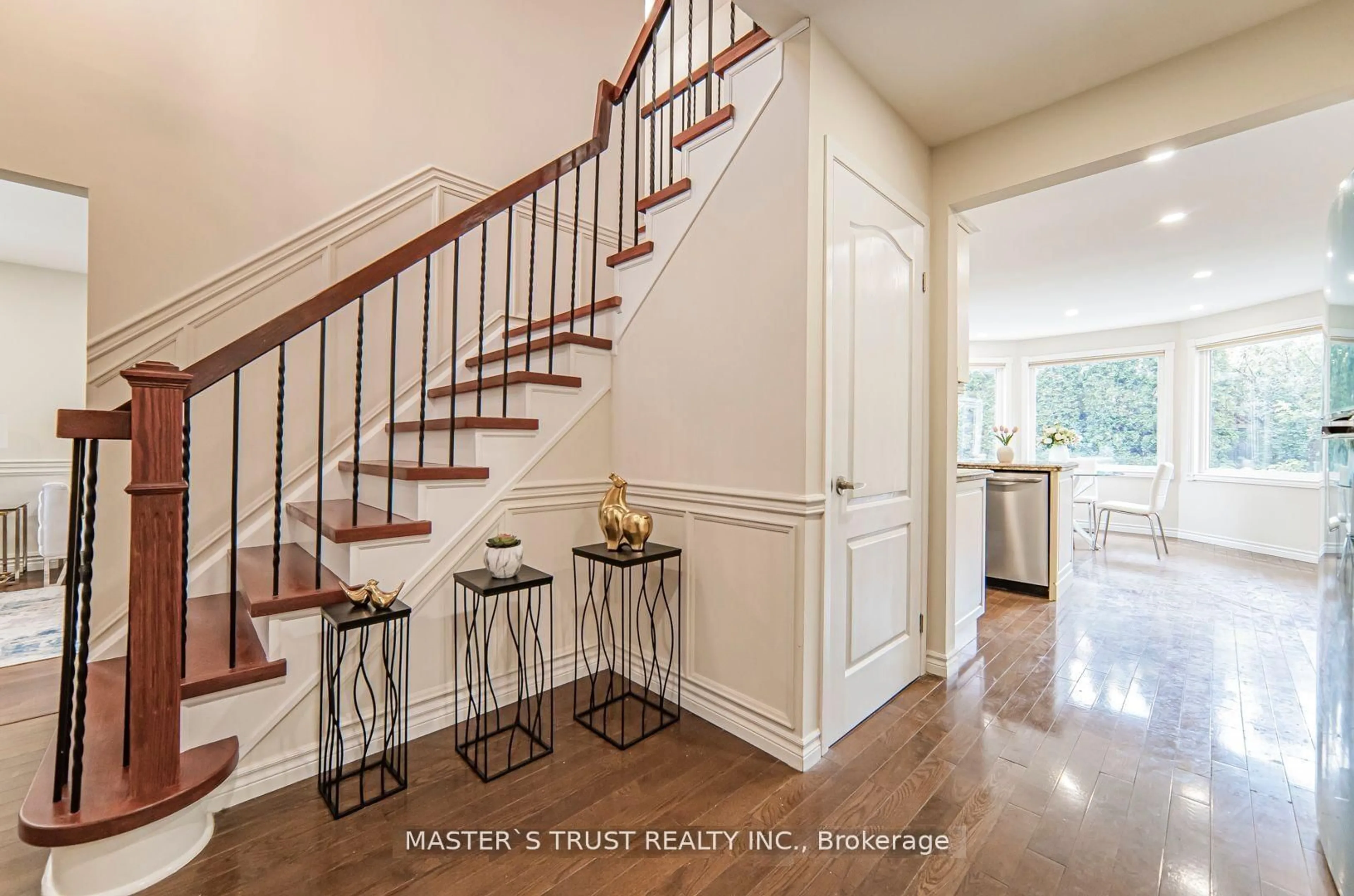 Indoor entryway for 2502 Folkway Dr, Mississauga Ontario L5L 2J6