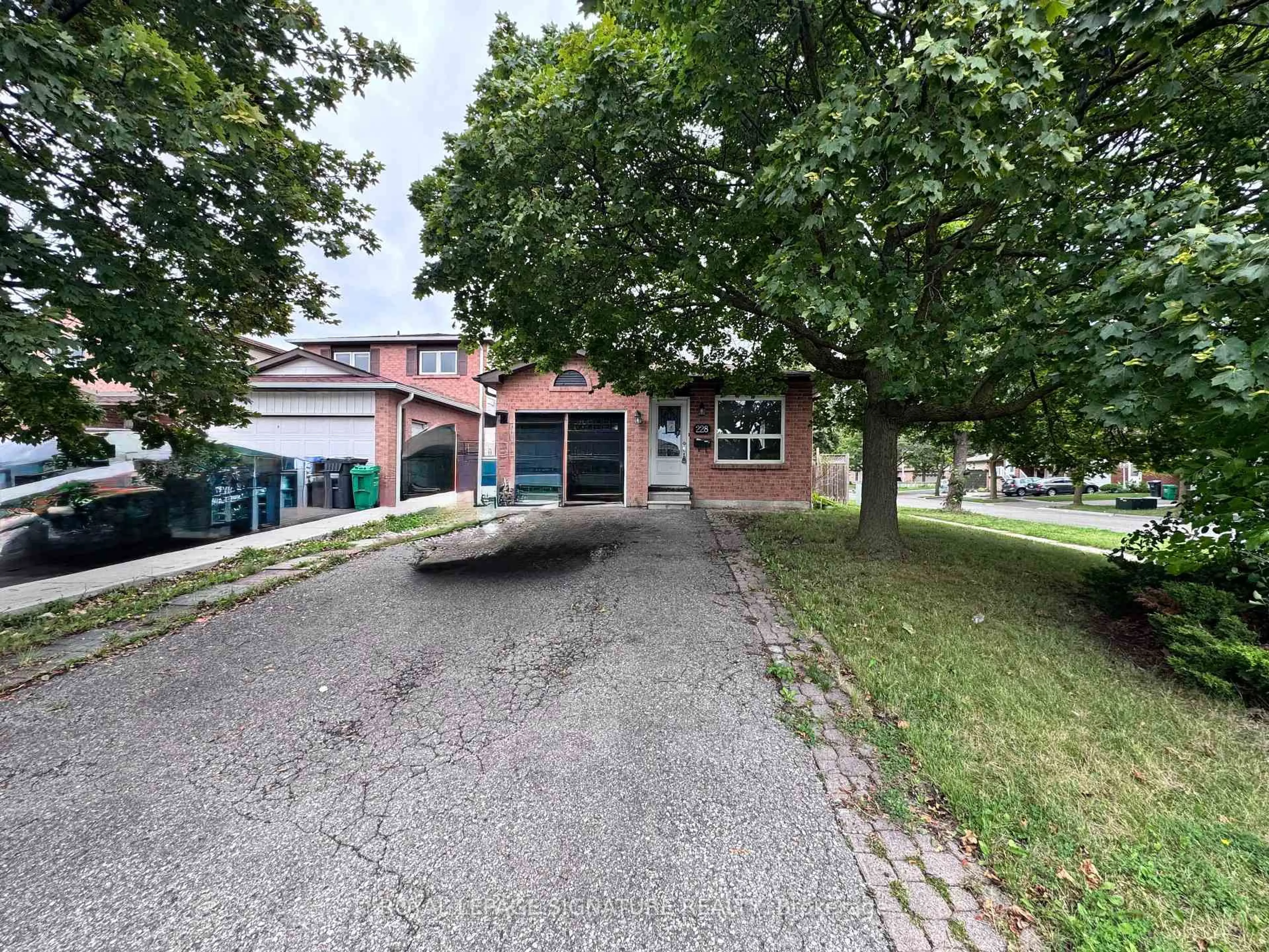 A pic from outside/outdoor area/front of a property/back of a property/a pic from drone, street for 228 Martindale Cres, Brampton Ontario L6X 2V2