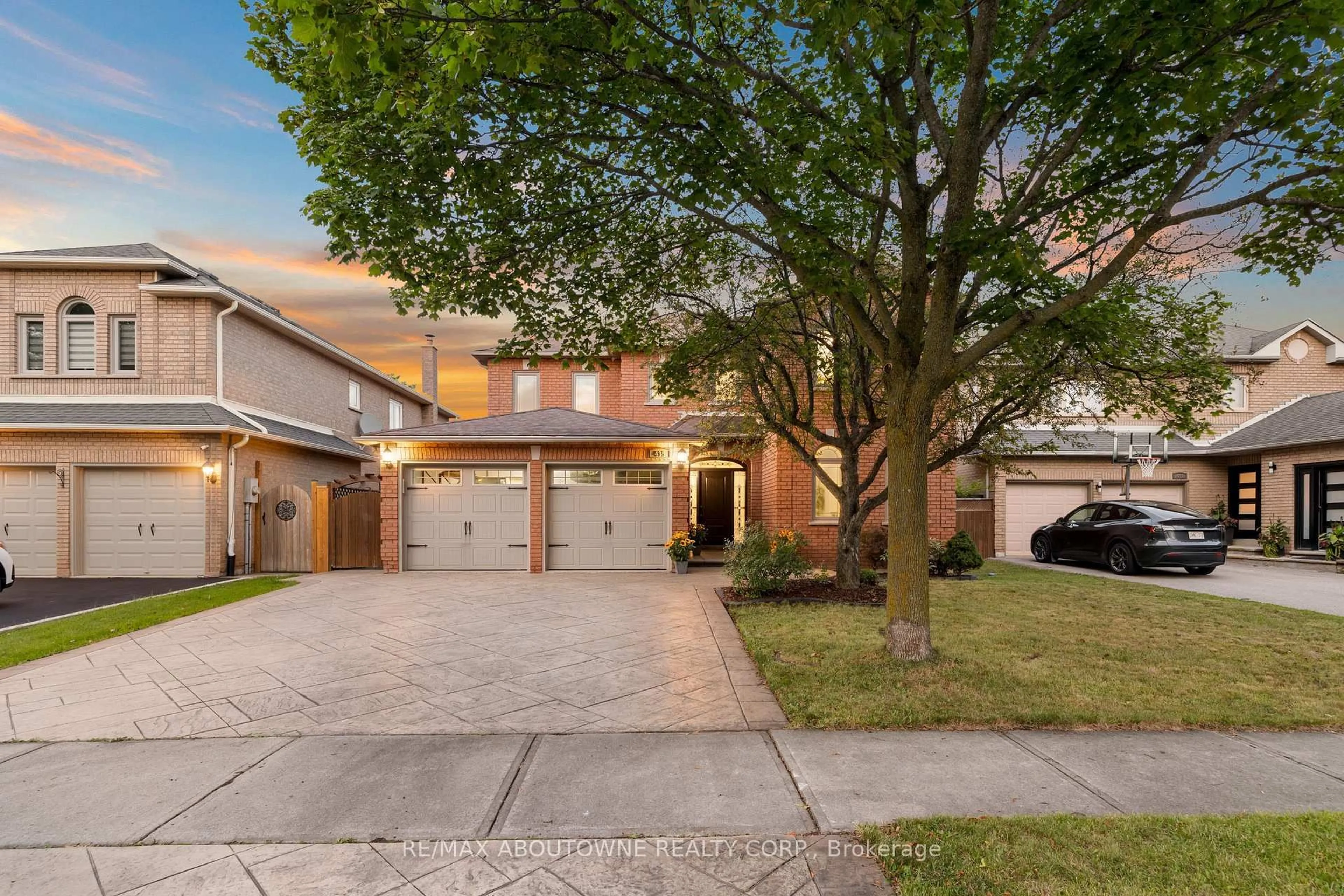 A pic from outside/outdoor area/front of a property/back of a property/a pic from drone, street for 435 March Cres, Oakville Ontario L6H 5X7