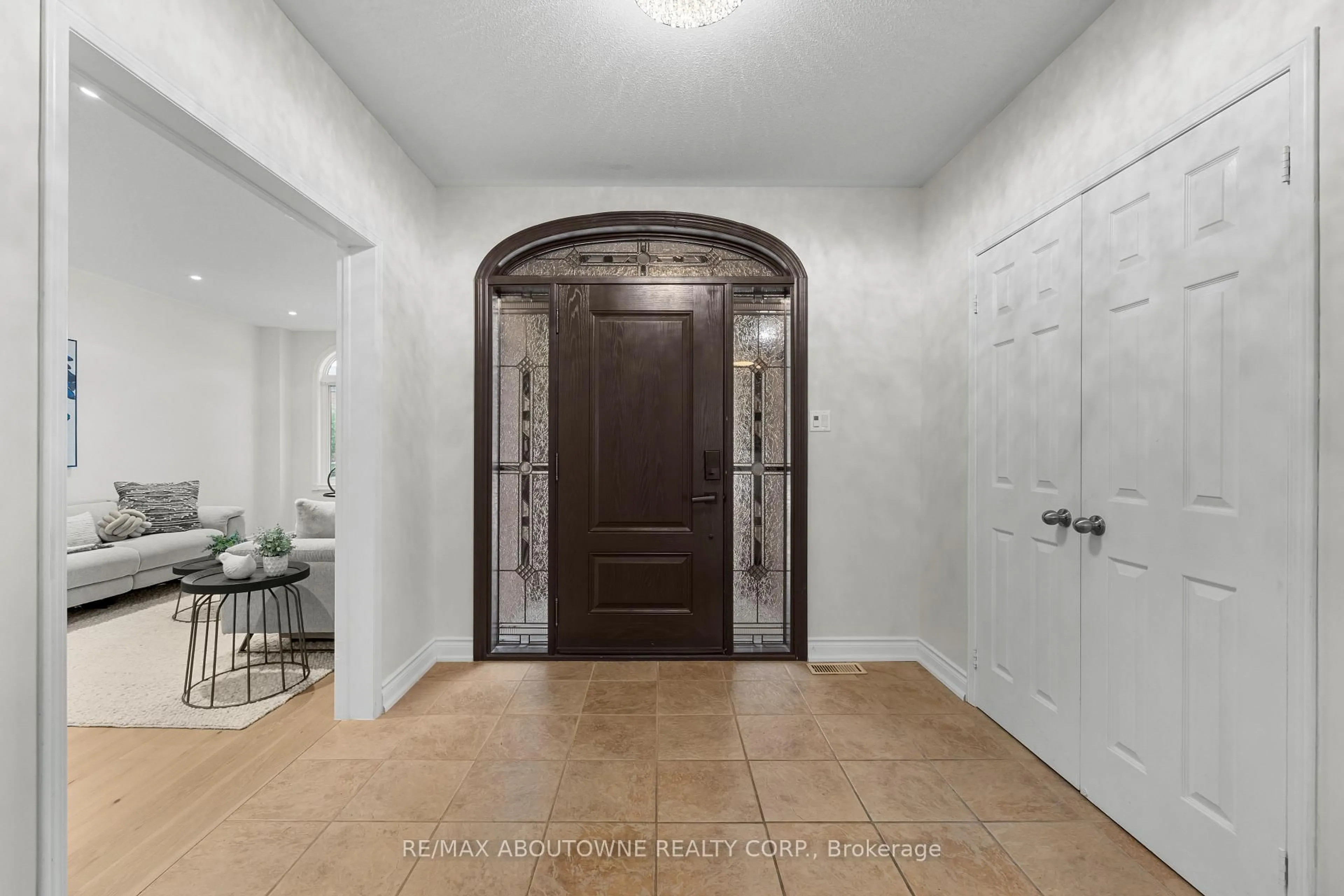 Indoor entryway for 435 March Cres, Oakville Ontario L6H 5X7