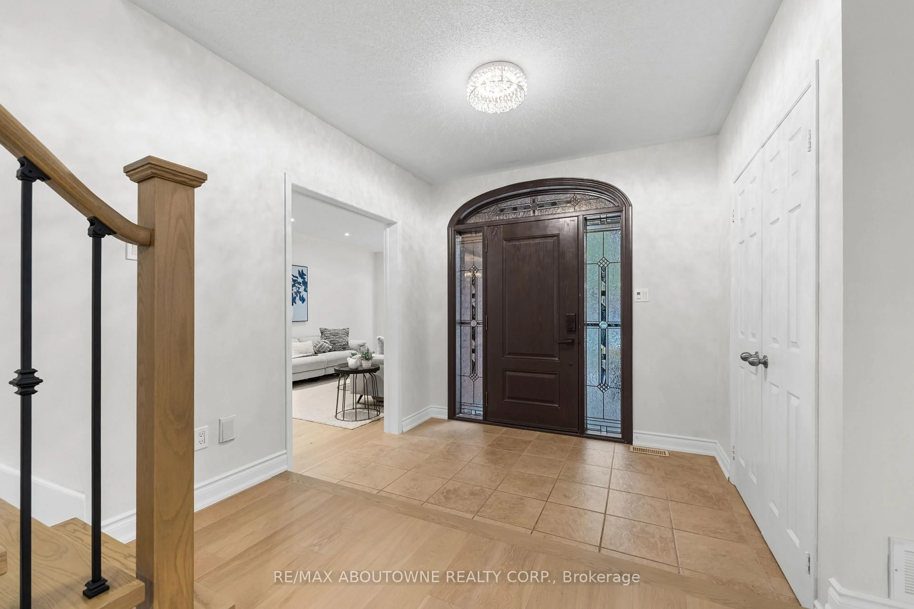 Indoor entryway for 435 March Cres, Oakville Ontario L6H 5X7