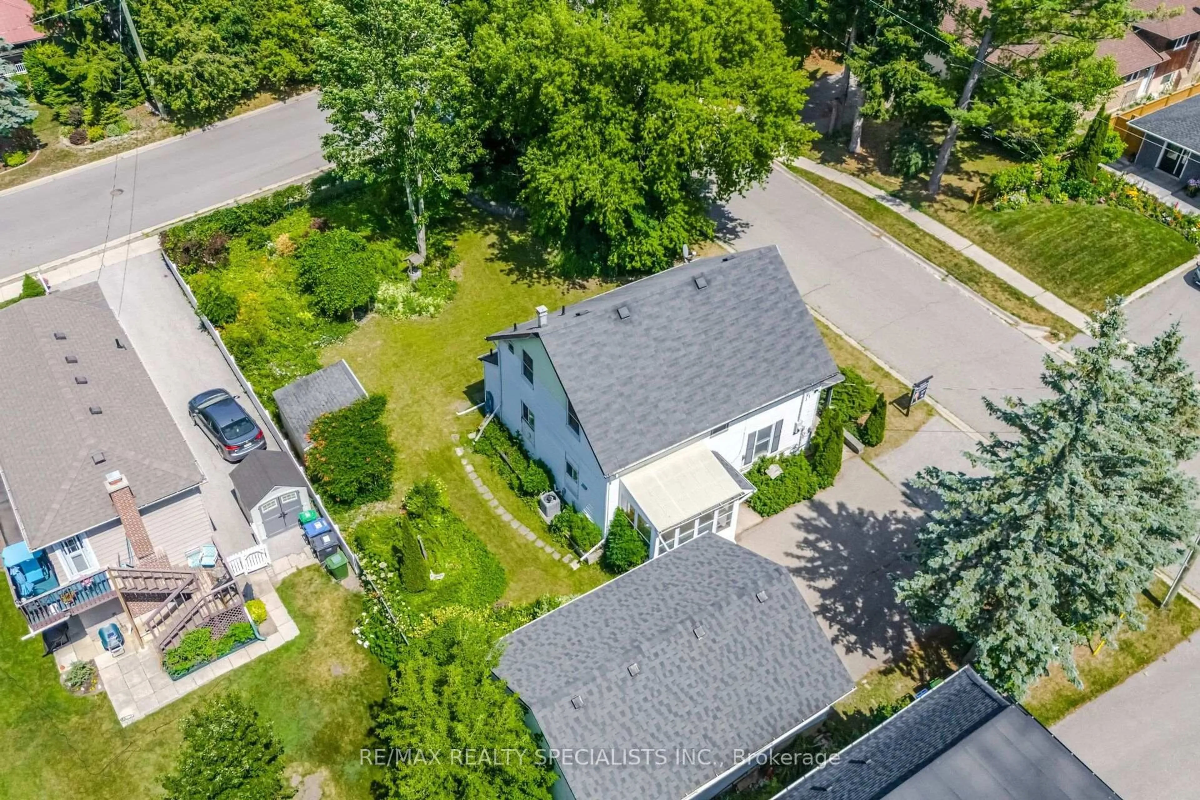 A pic from outside/outdoor area/front of a property/back of a property/a pic from drone, street for 173 Victoria St, Caledon Ontario L7E 3H5