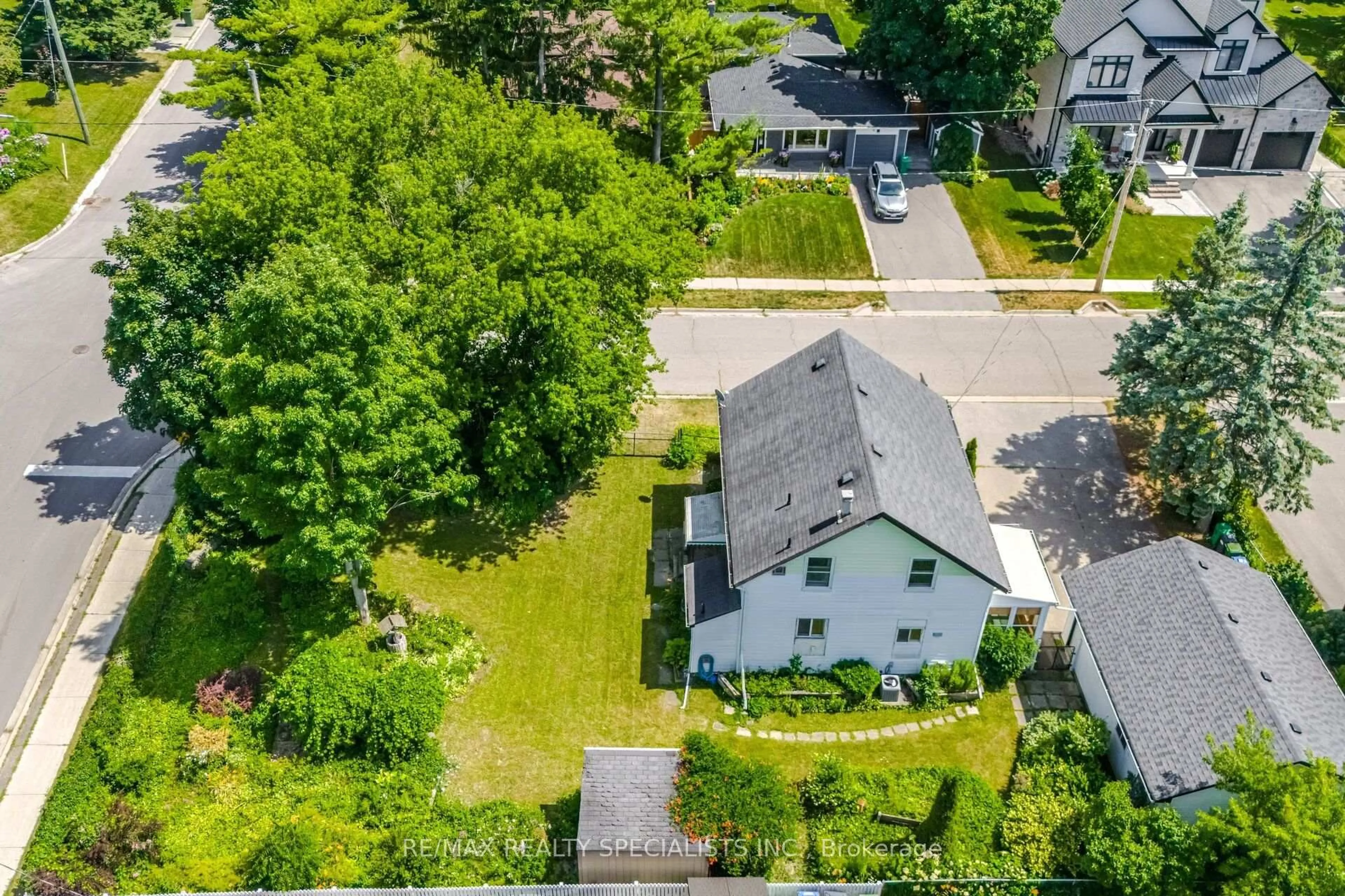 A pic from outside/outdoor area/front of a property/back of a property/a pic from drone, street for 173 Victoria St, Caledon Ontario L7E 3H5