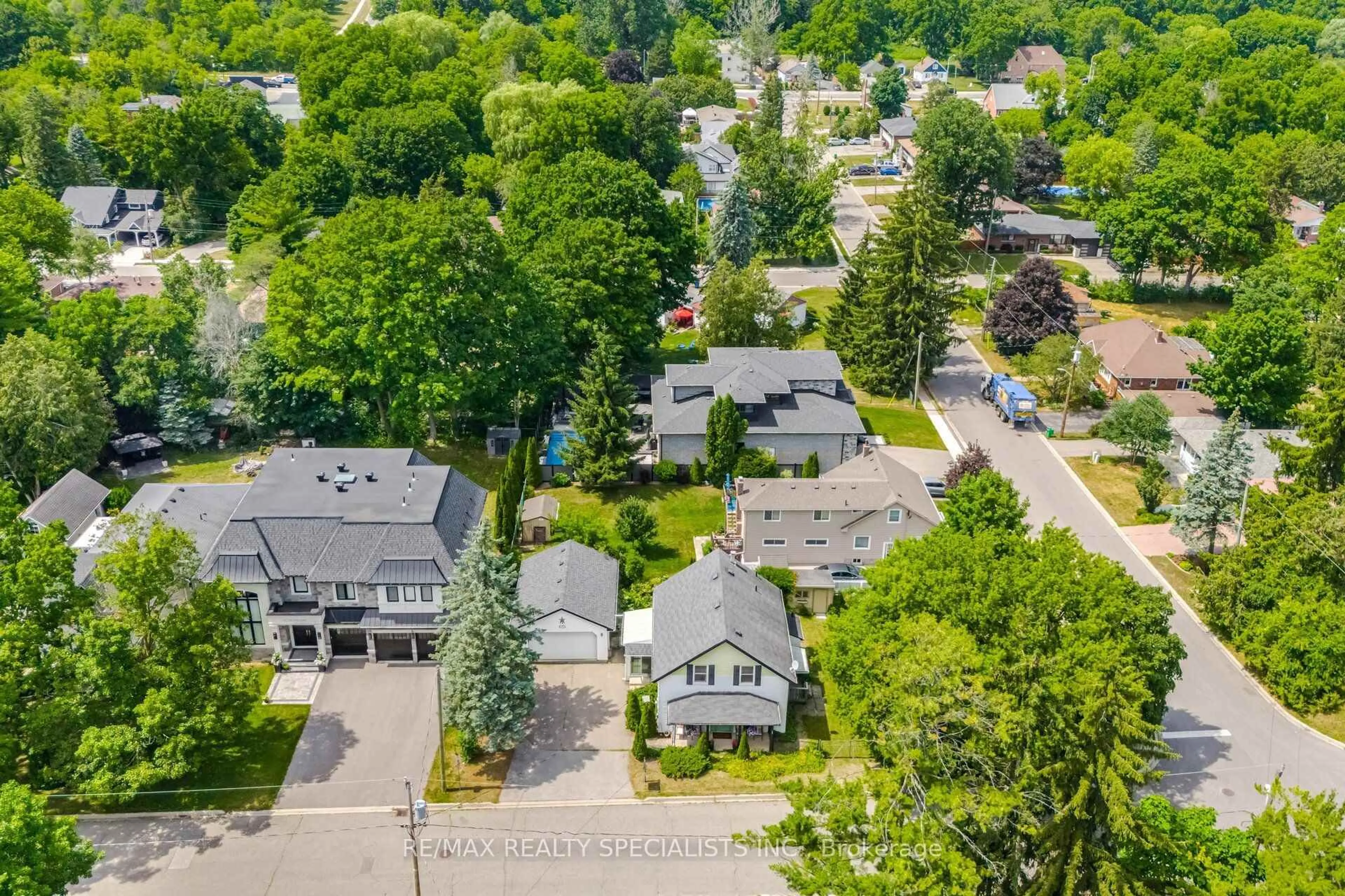 A pic from outside/outdoor area/front of a property/back of a property/a pic from drone, street for 173 Victoria St, Caledon Ontario L7E 3H5