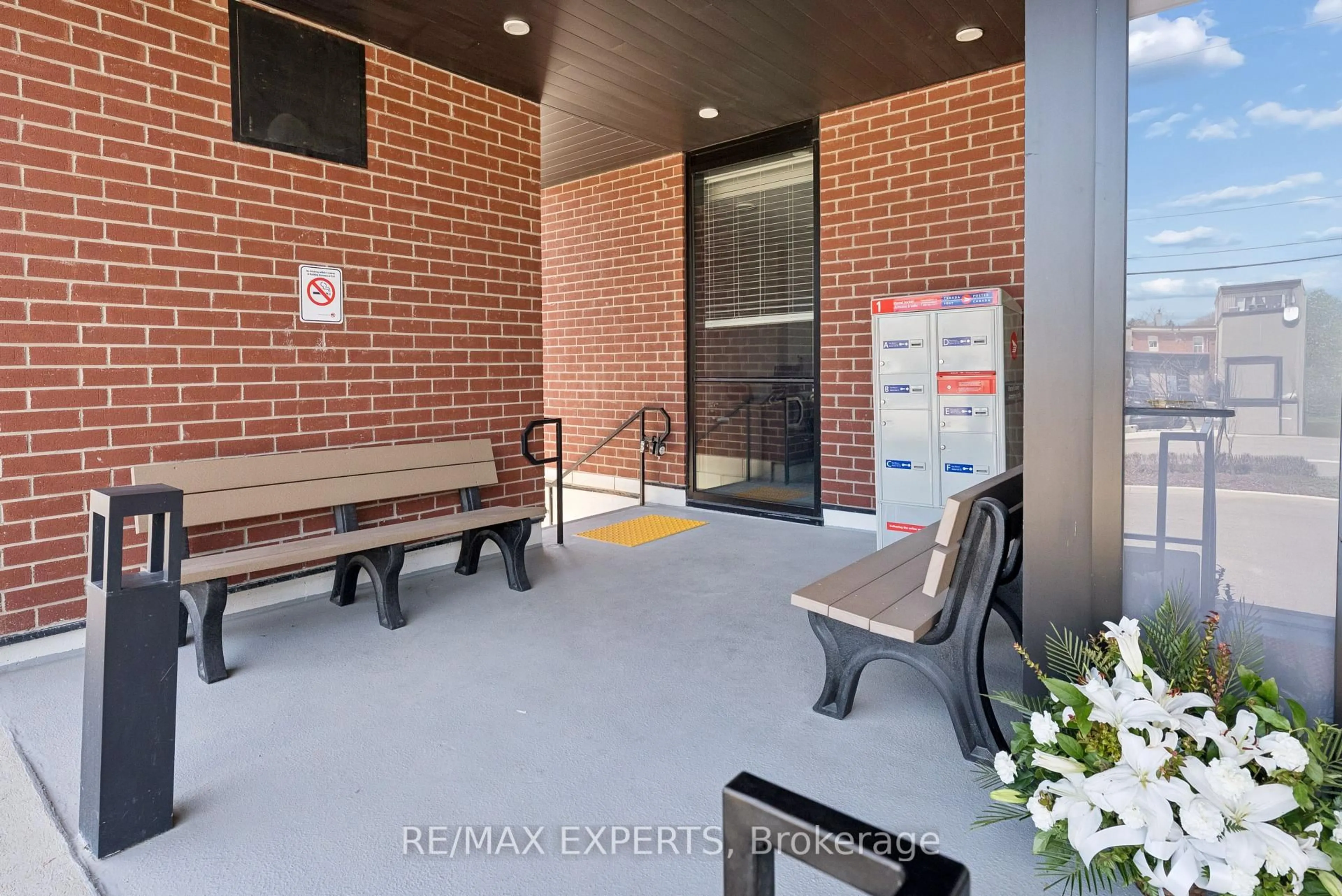 Indoor foyer for 50 Ann St #515, Caledon Ontario L7E 1B9