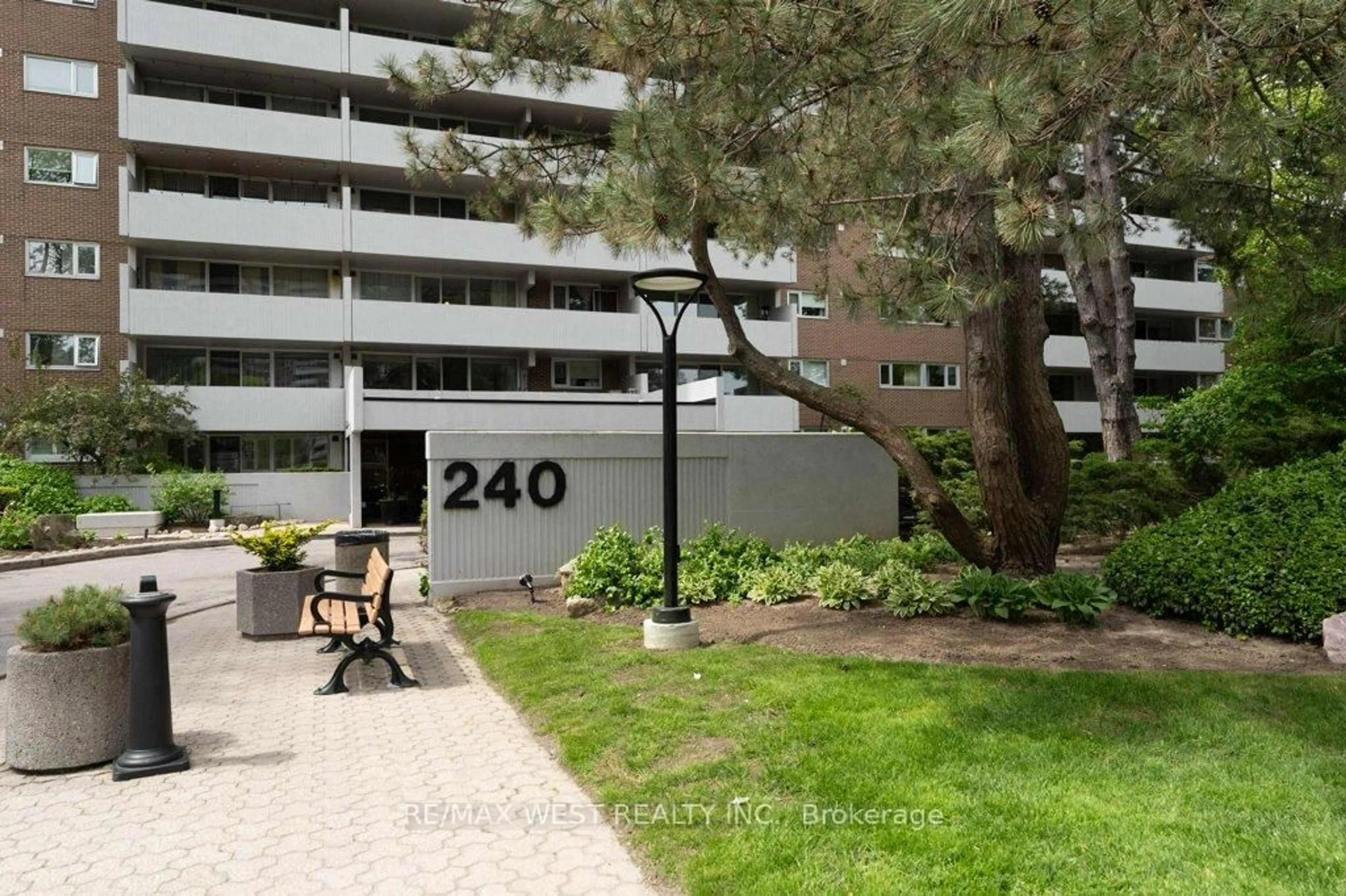 Patio, street for 240 Scarlett Rd #807, Toronto Ontario M6N 4X4