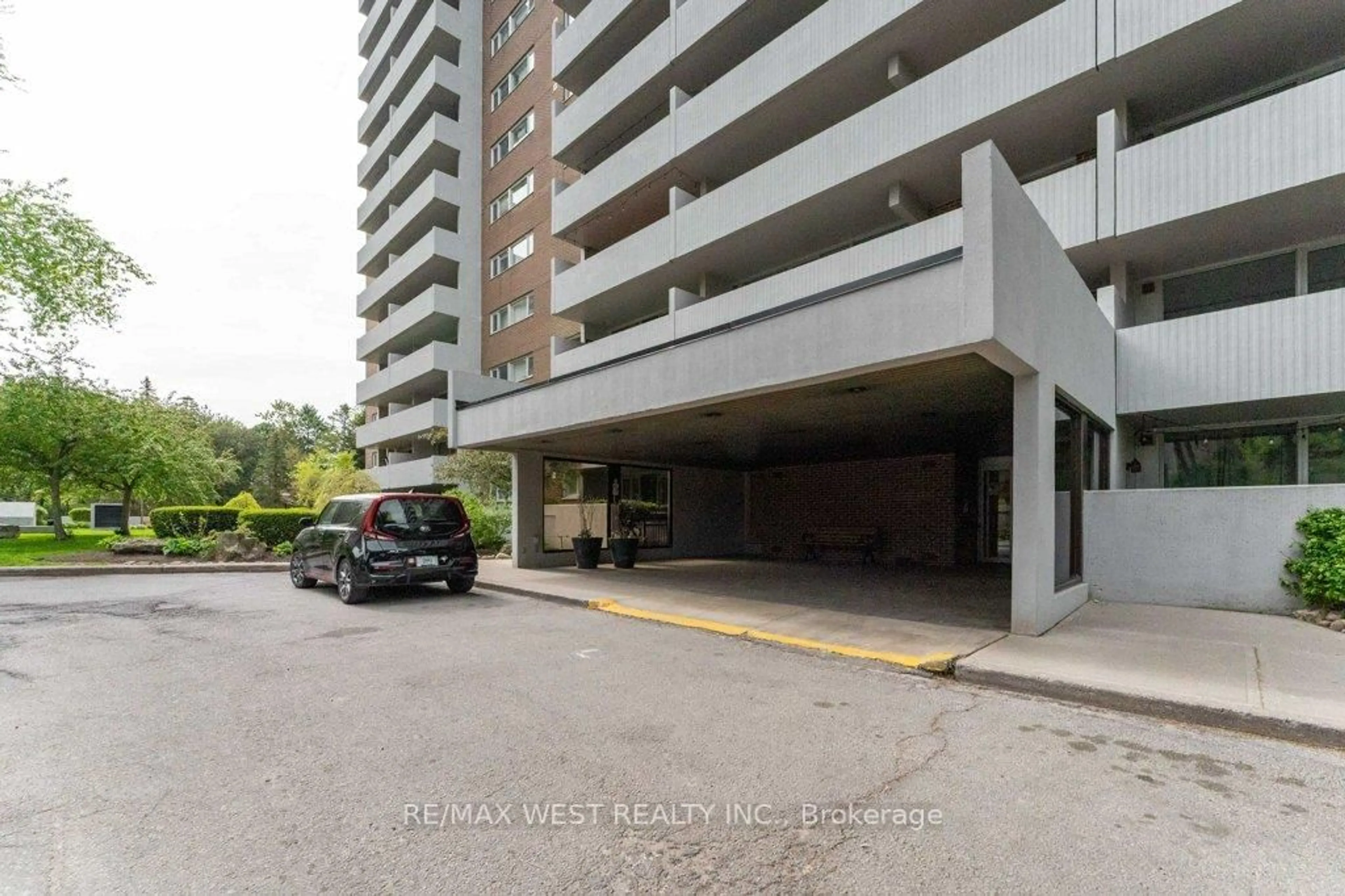 Indoor foyer for 240 Scarlett Rd #807, Toronto Ontario M6N 4X4