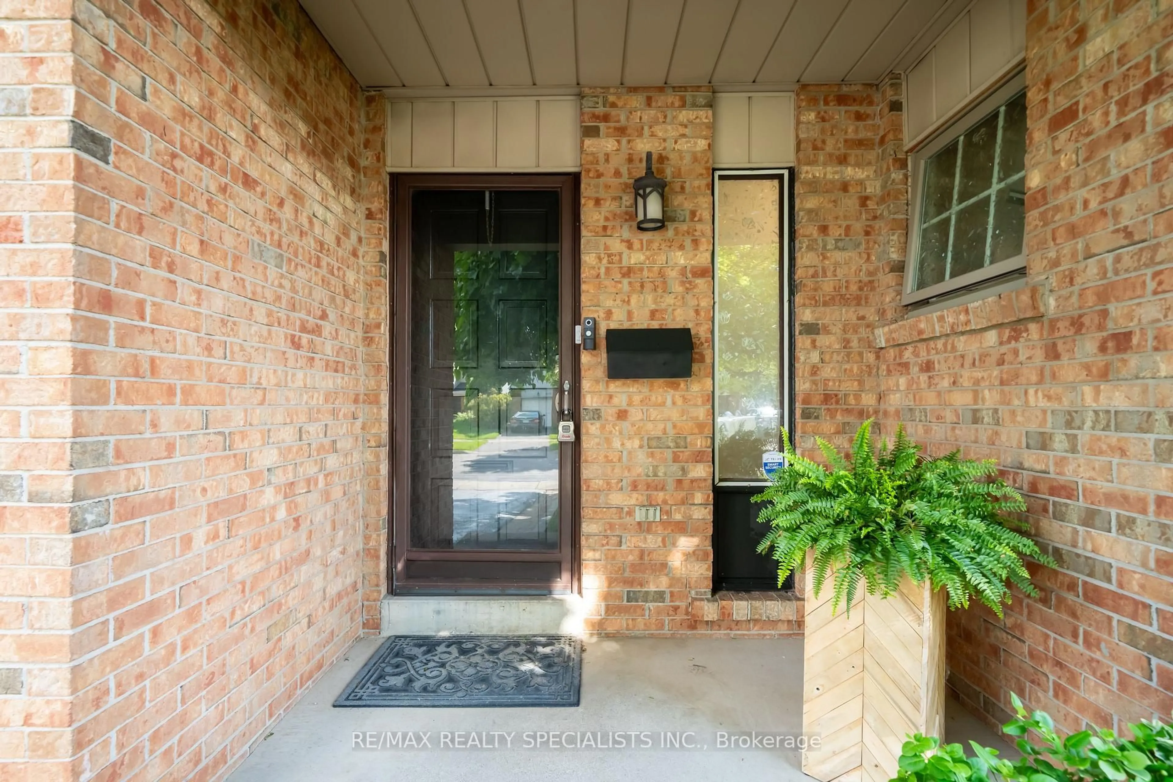 Indoor entryway for 2431 Basswood Cres, Mississauga Ontario L5L 1Y2