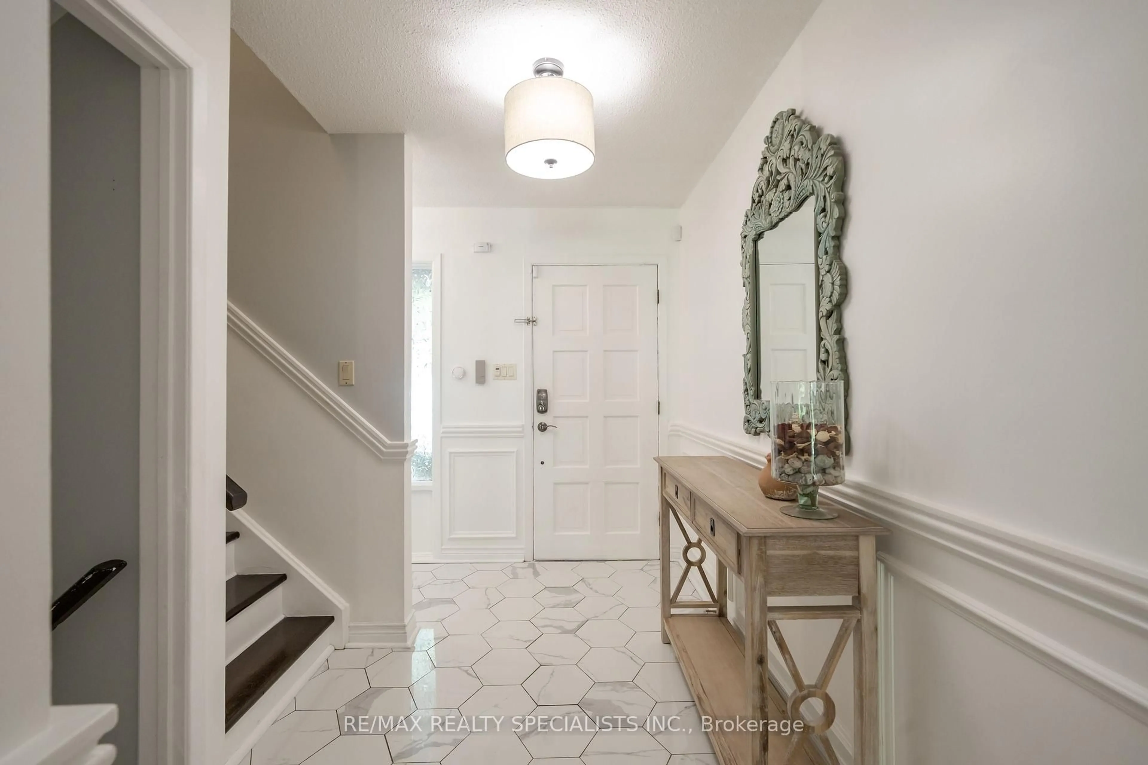 Indoor entryway for 2431 Basswood Cres, Mississauga Ontario L5L 1Y2
