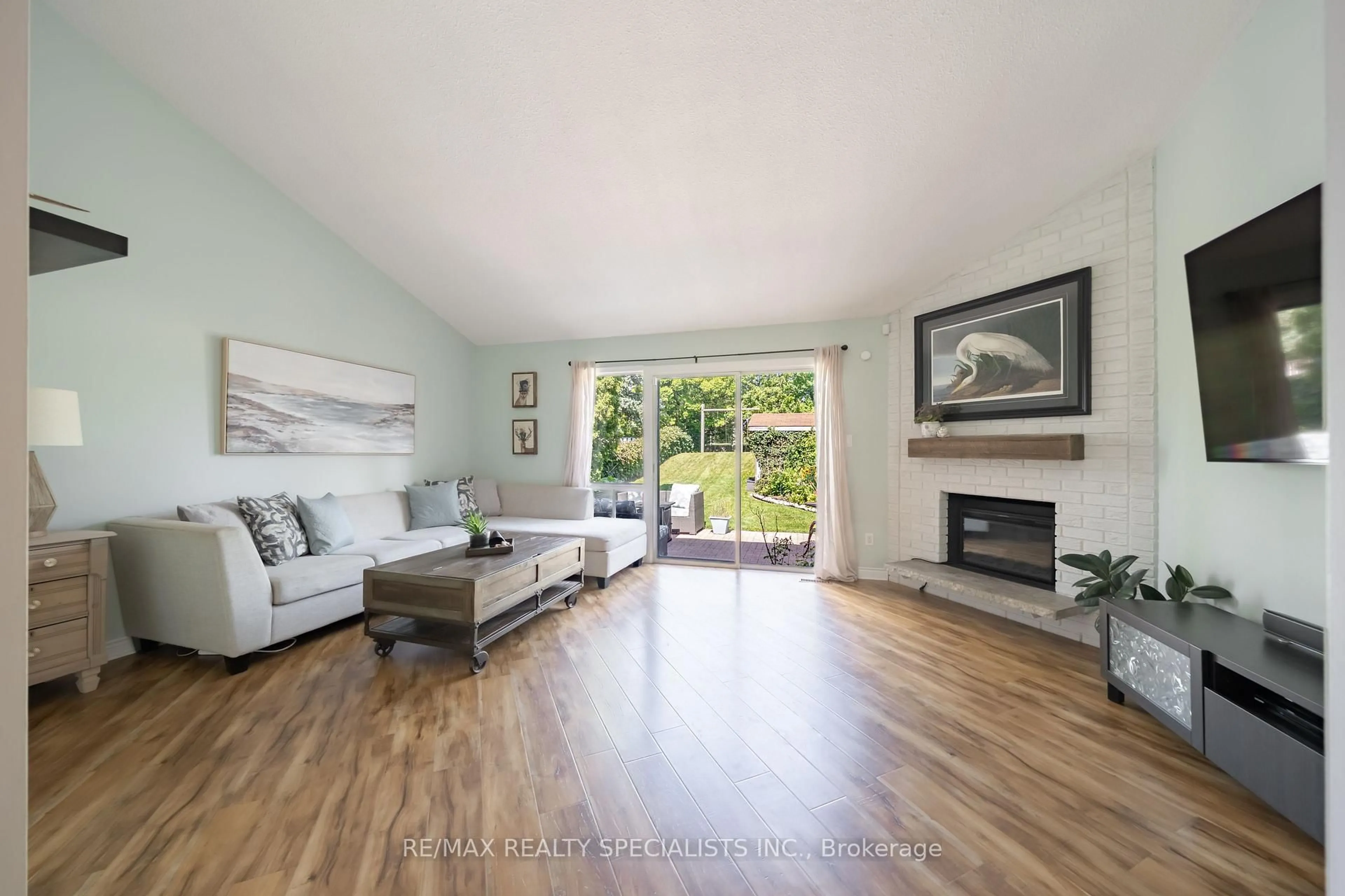 Living room with furniture, unknown for 2431 Basswood Cres, Mississauga Ontario L5L 1Y2