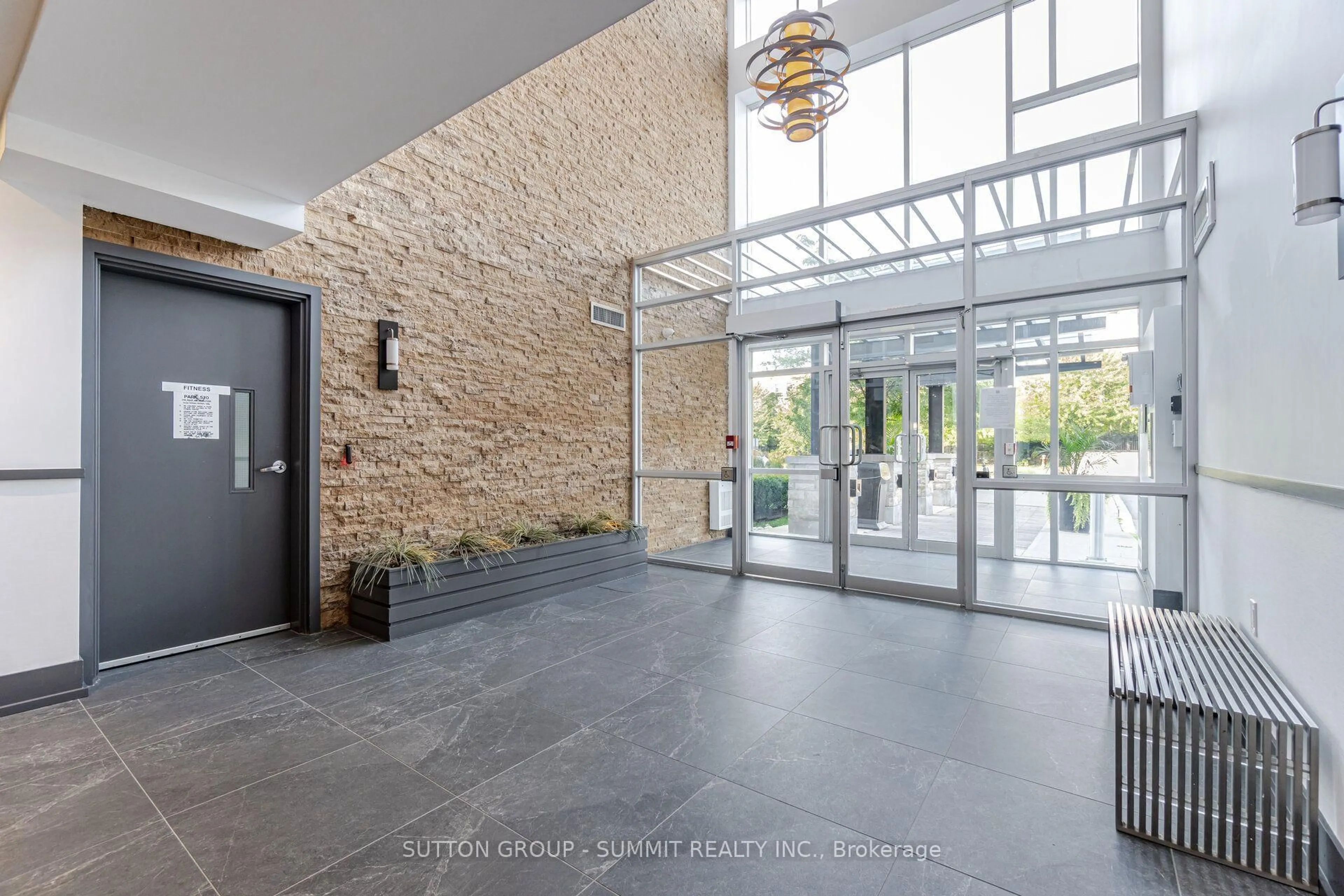Indoor foyer for 570 Lolita Gdns #418, Mississauga Ontario L5A 0A1