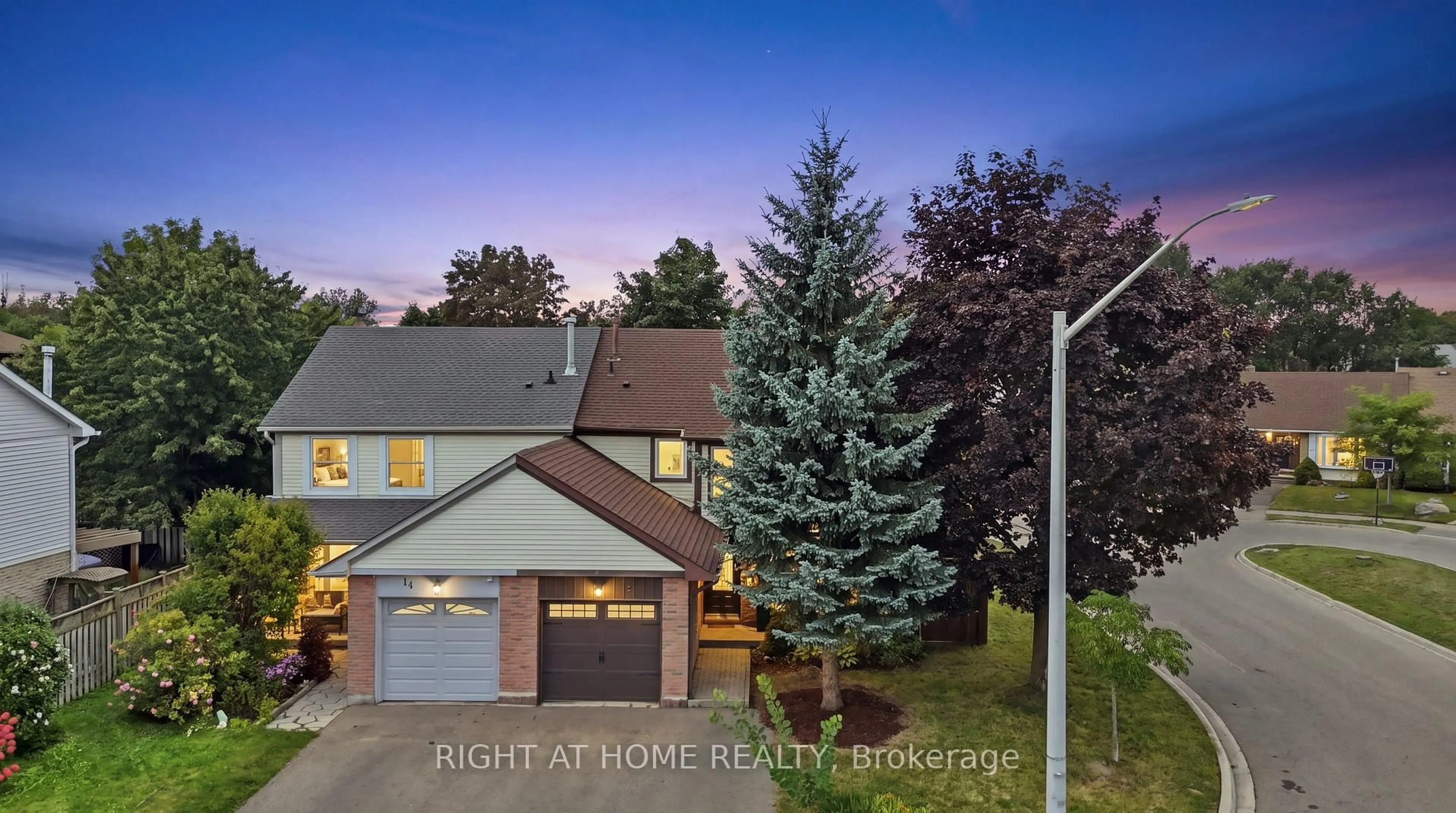 A pic from outside/outdoor area/front of a property/back of a property/a pic from drone, street for 16 Kindle Crt, Brampton Ontario L6Z 1B2