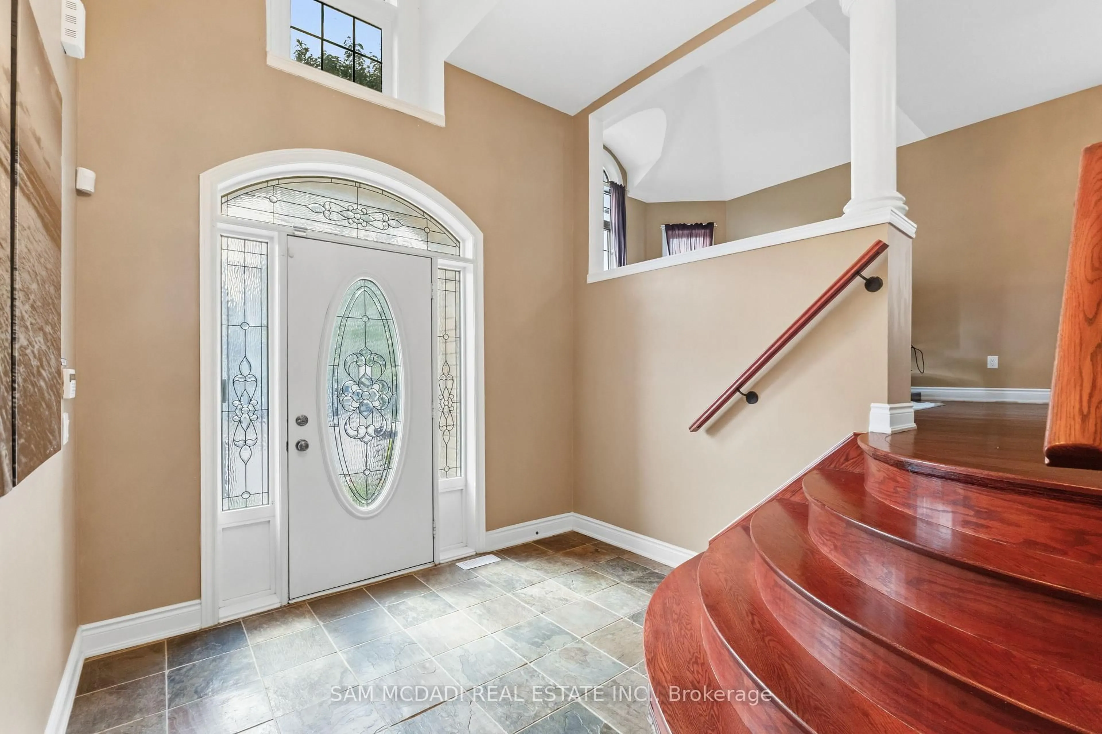Indoor entryway for 15 Eaglesprings Cres, Brampton Ontario L6P 2V8