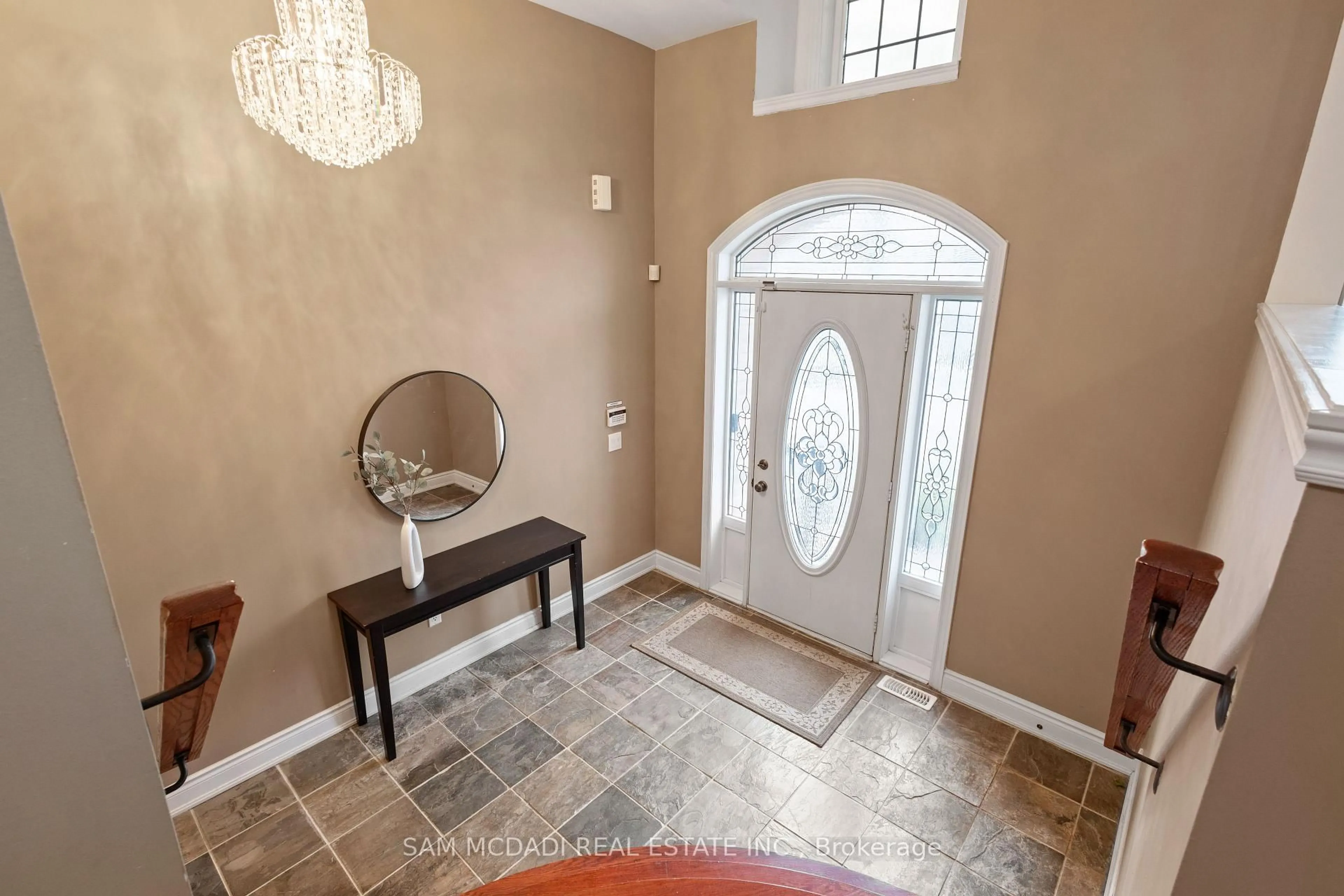 Indoor entryway for 15 Eaglesprings Cres, Brampton Ontario L6P 2V8