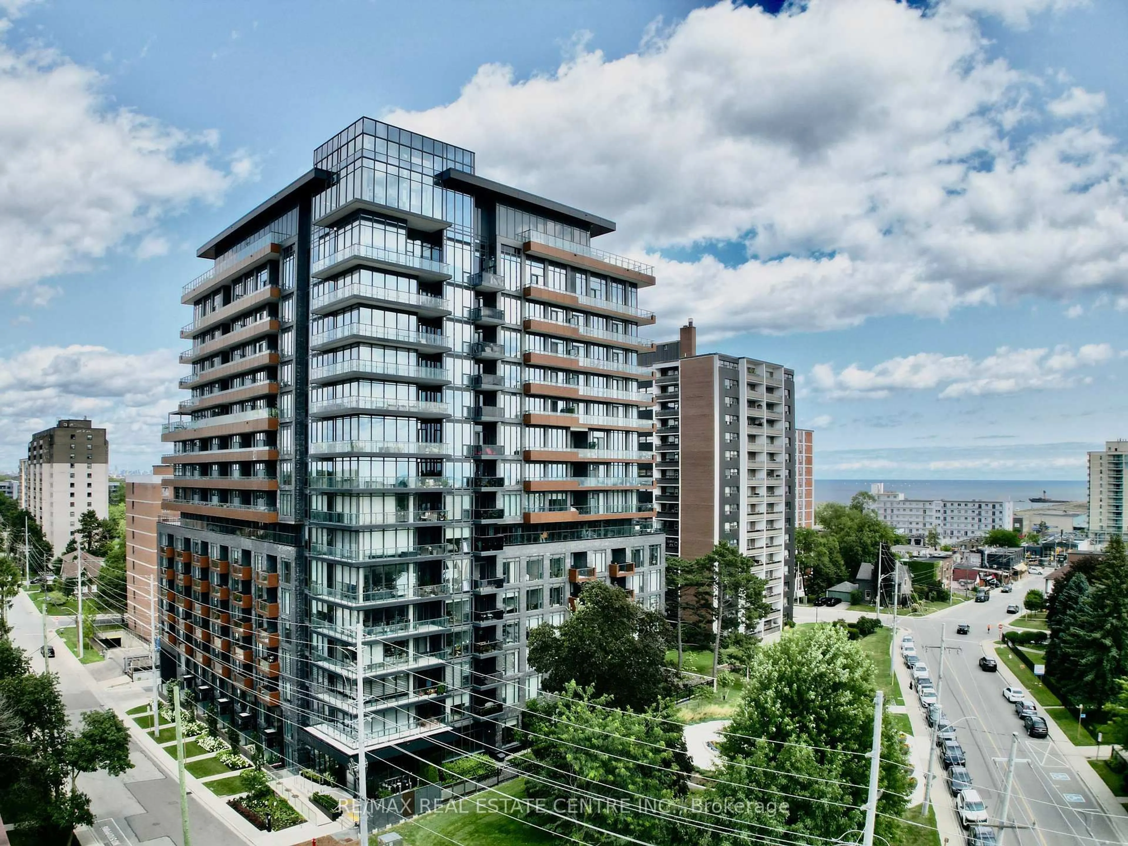 A pic from outside/outdoor area/front of a property/back of a property/a pic from drone, city buildings view from balcony for 21 Park St #1507, Mississauga Ontario L5G 0C2