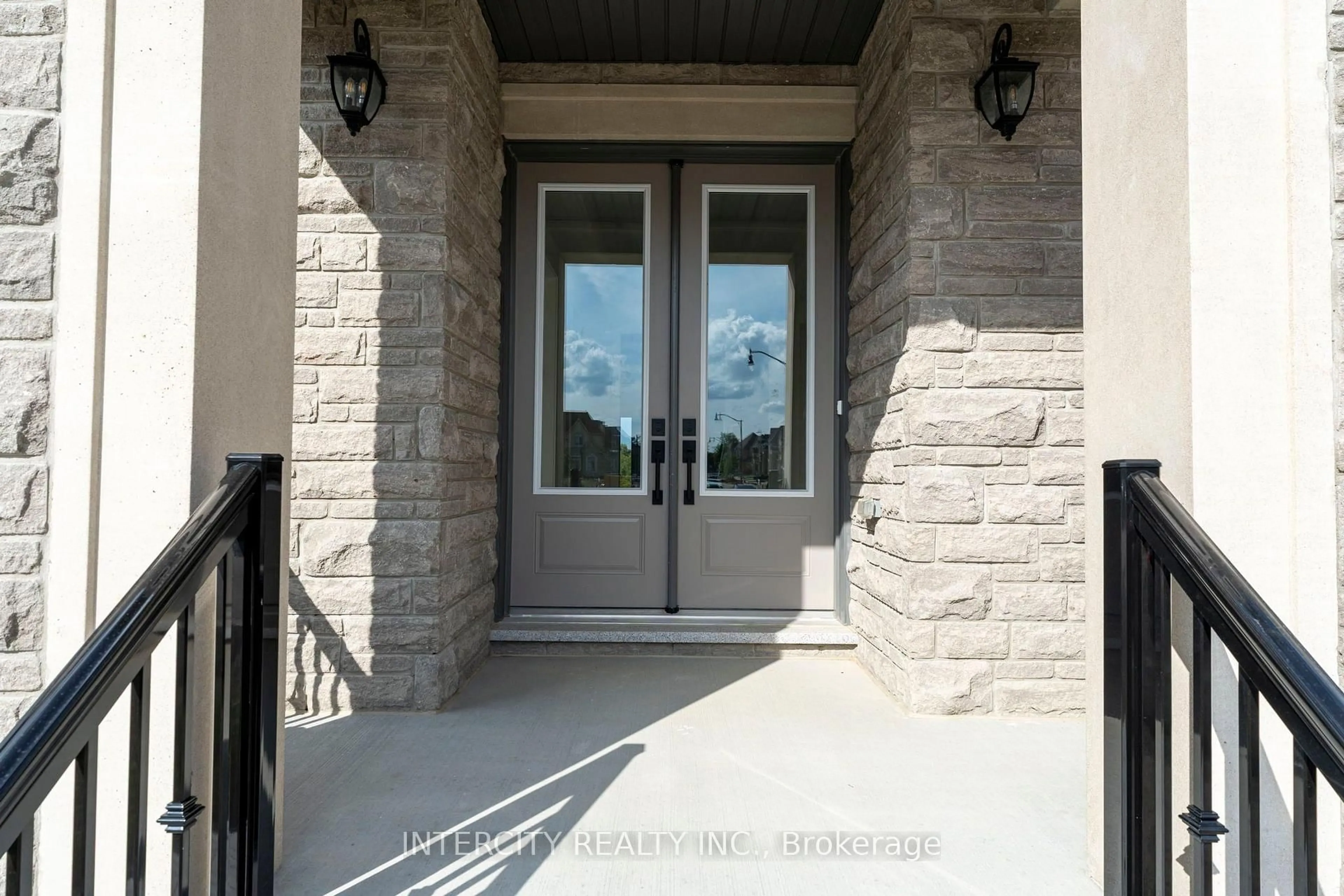 Indoor entryway for 20 Gold Bottom Cres, Brampton Ontario L6P 4H8