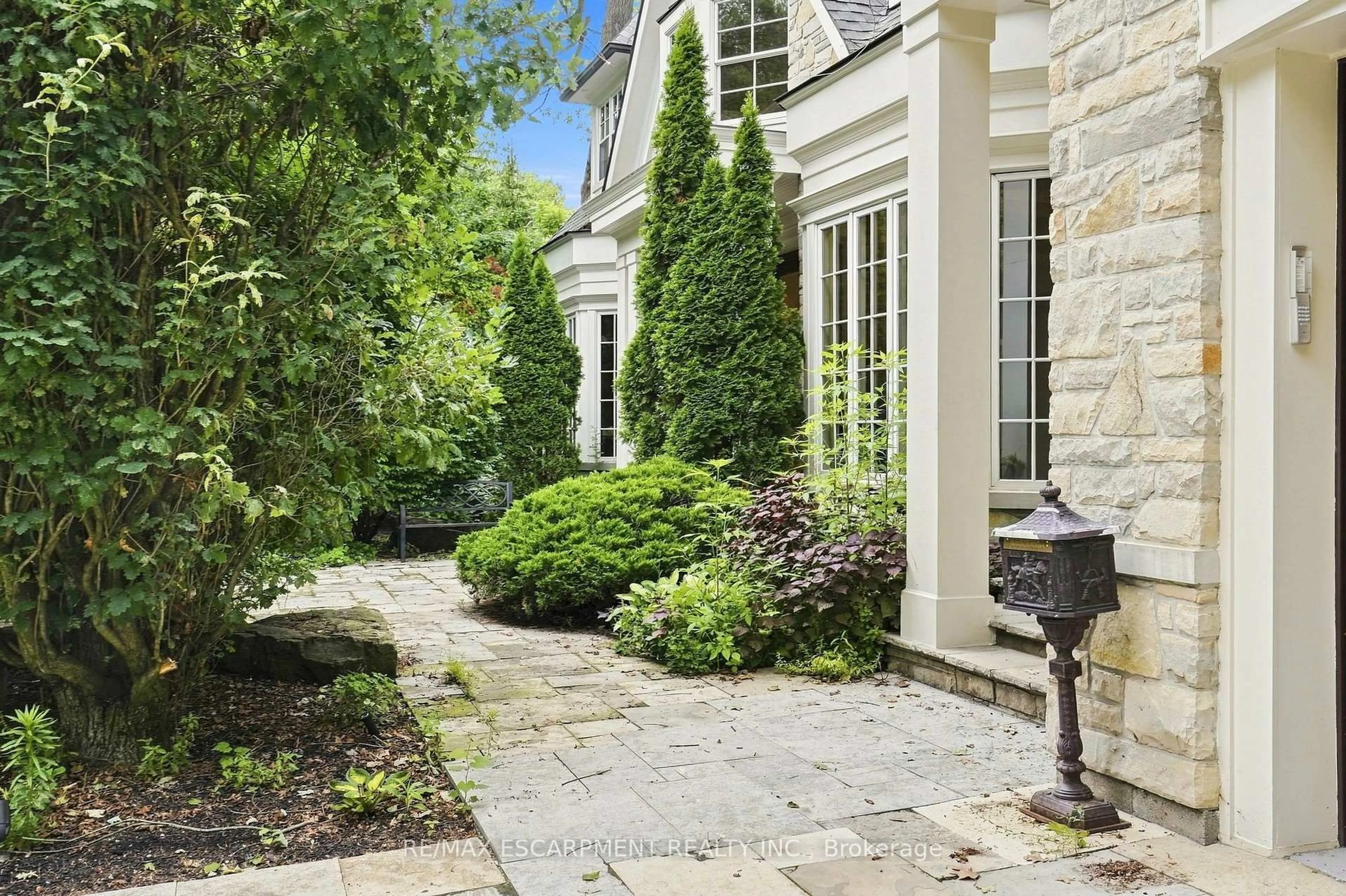Patio, street for 2025 & 2035 Heartwood Crt, Mississauga Ontario L5C 4P7