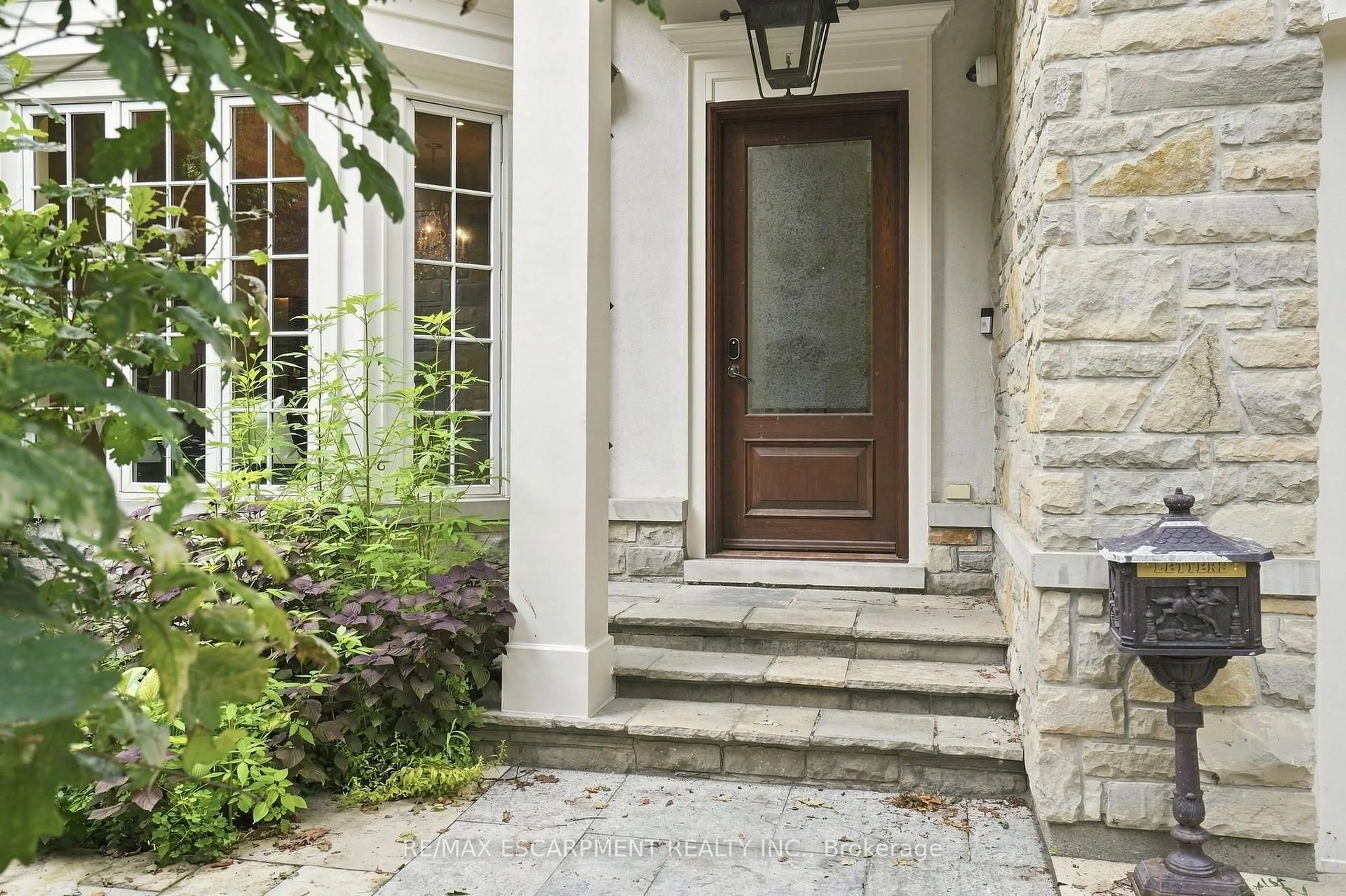 Indoor entryway for 2025 & 2035 Heartwood Crt, Mississauga Ontario L5C 4P7