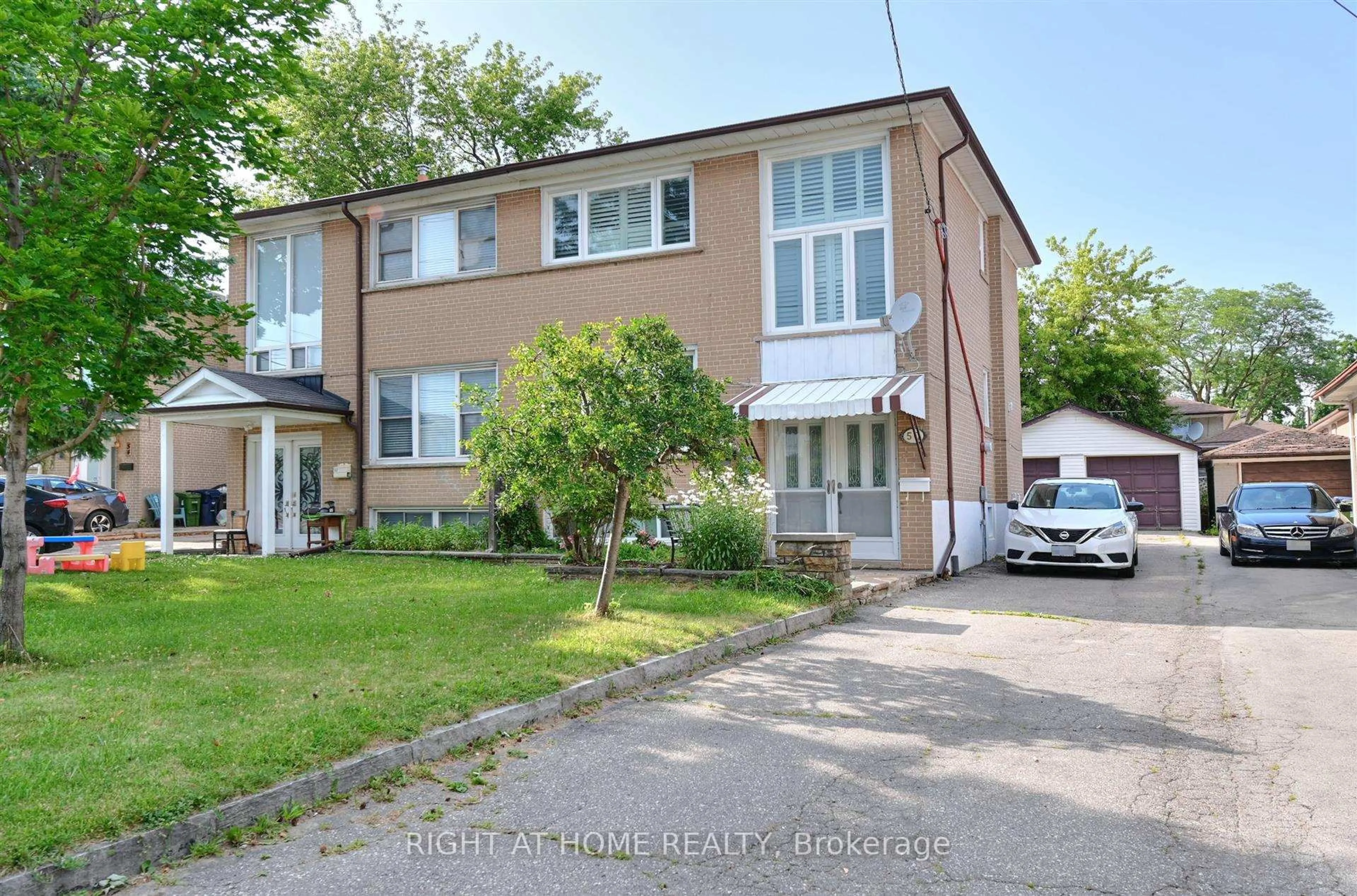 A pic from outside/outdoor area/front of a property/back of a property/a pic from drone, street for 50 Chalkfarm Dr, Toronto Ontario M3L 1L2