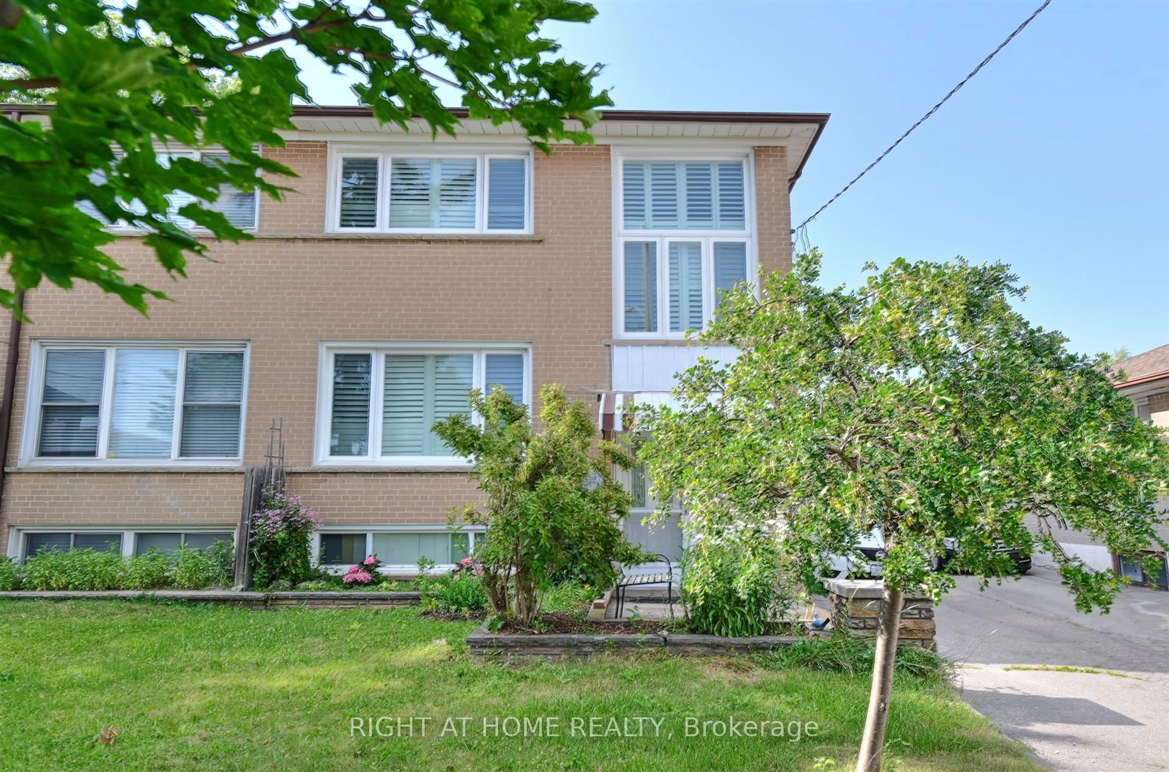 A pic from outside/outdoor area/front of a property/back of a property/a pic from drone, street for 50 Chalkfarm Dr, Toronto Ontario M3L 1L2