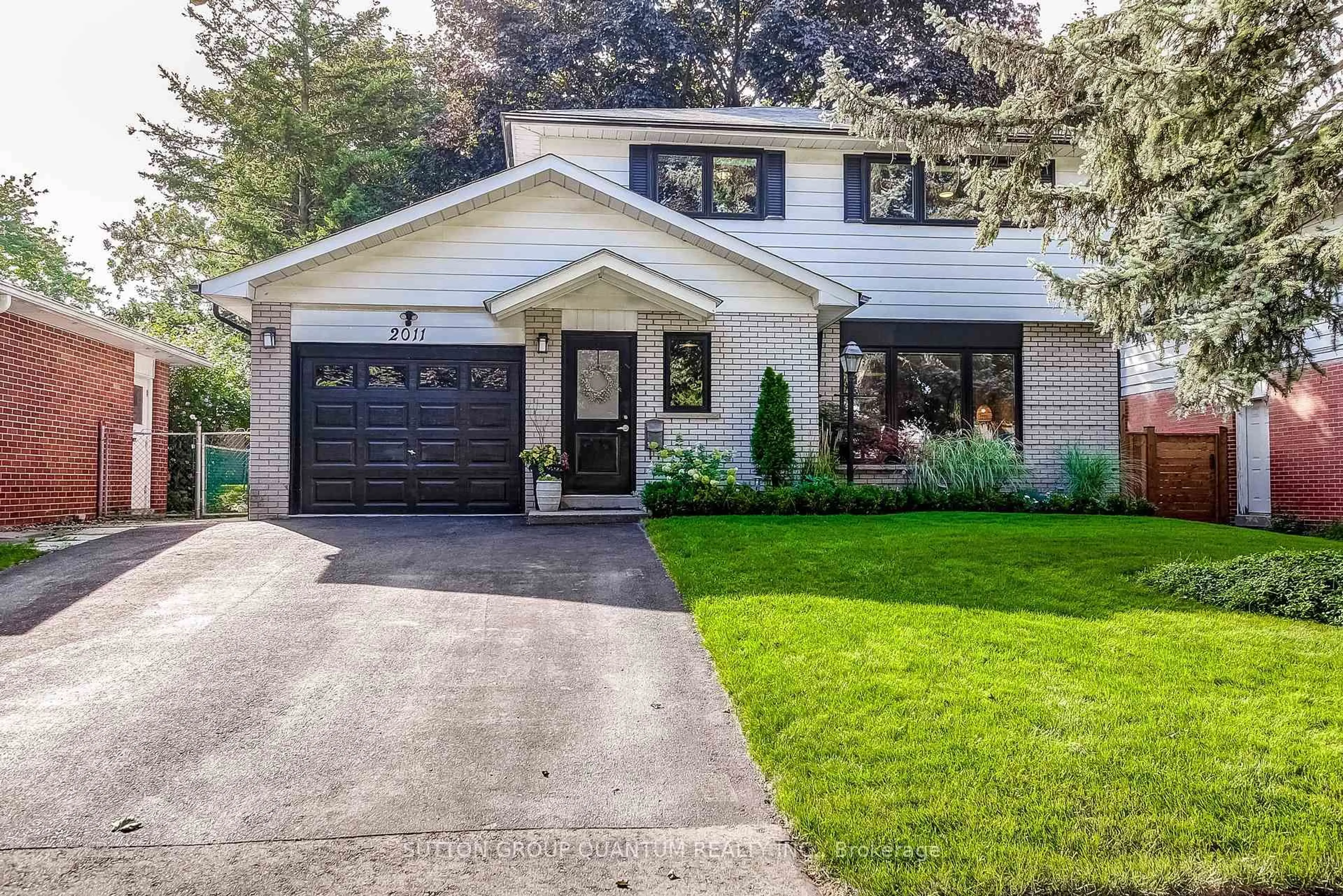 Home with vinyl exterior material, street for 2011 Davebrook Rd, Mississauga Ontario L5J 3M4