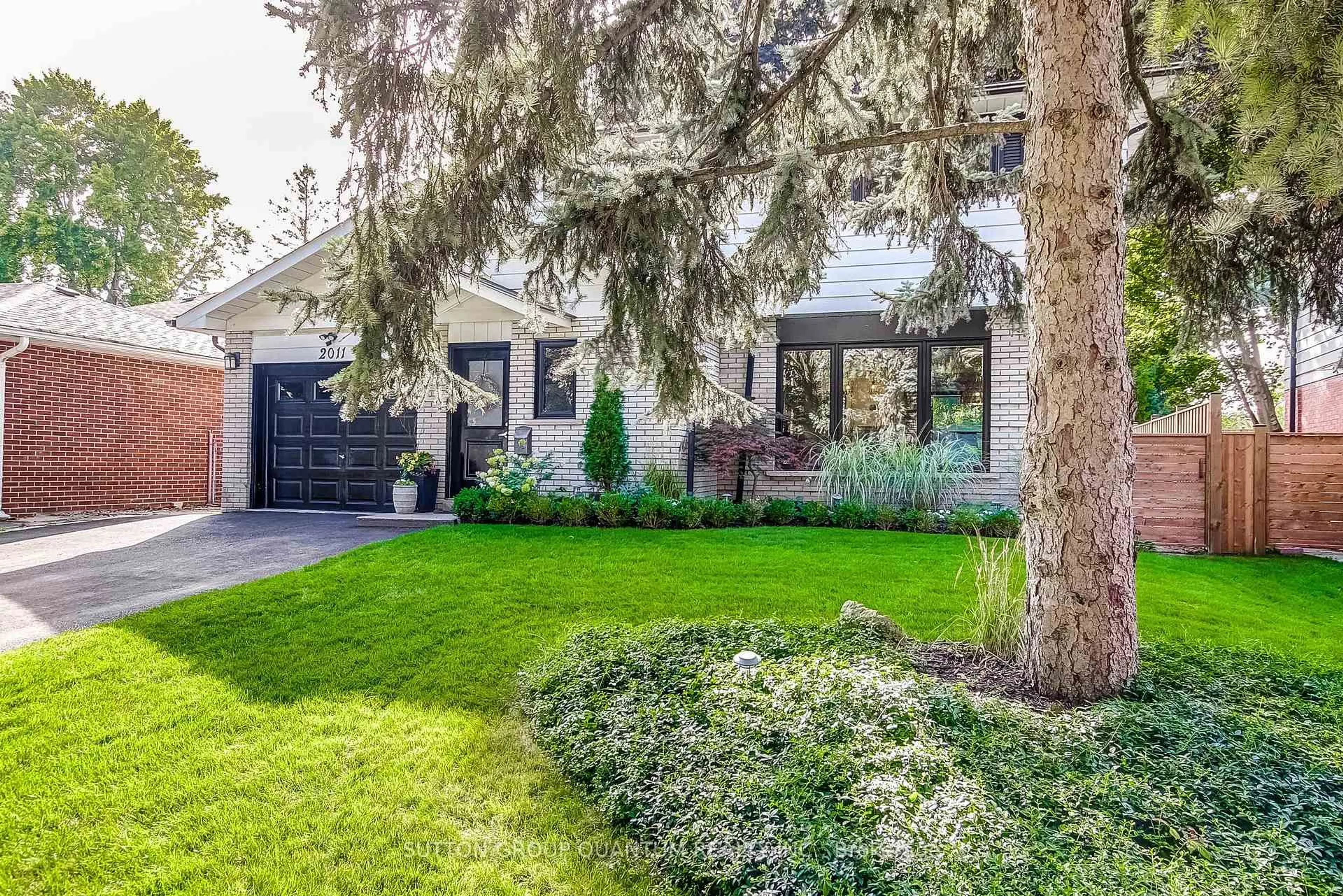 Home with brick exterior material, street for 2011 Davebrook Rd, Mississauga Ontario L5J 3M4