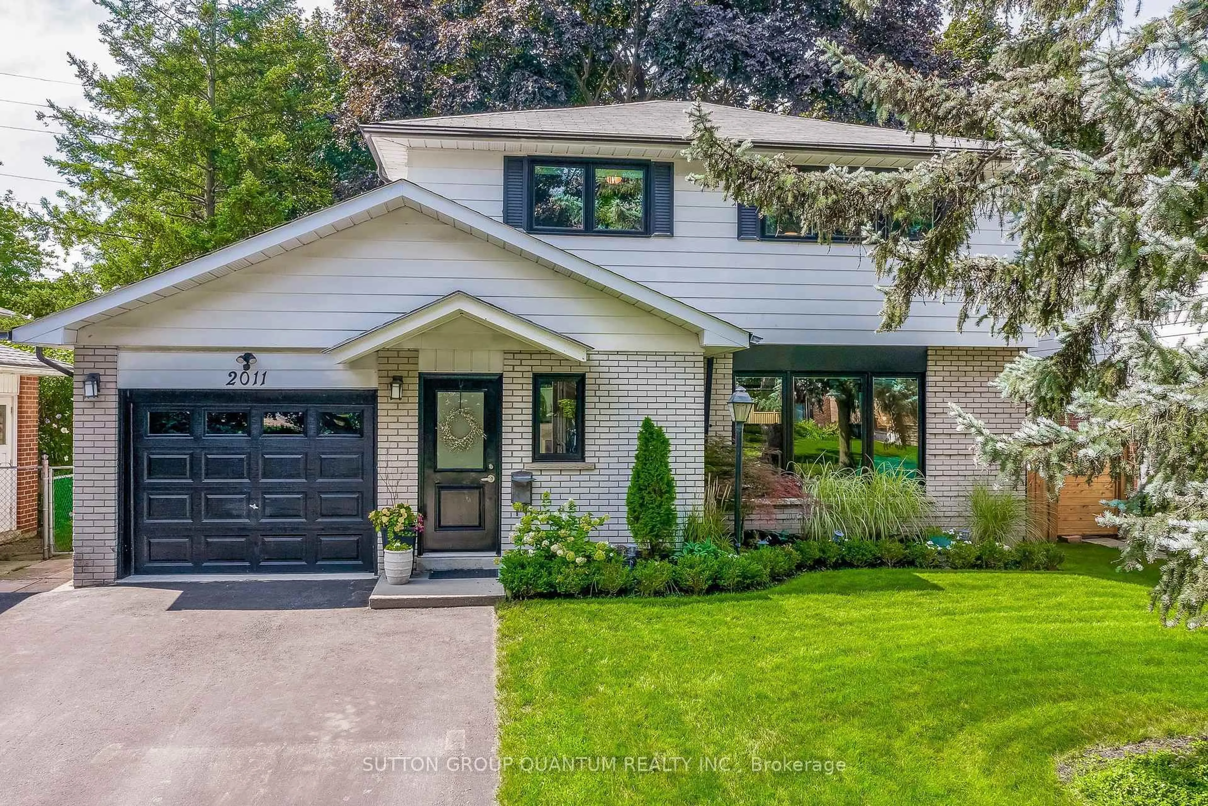 Home with vinyl exterior material, street for 2011 Davebrook Rd, Mississauga Ontario L5J 3M4