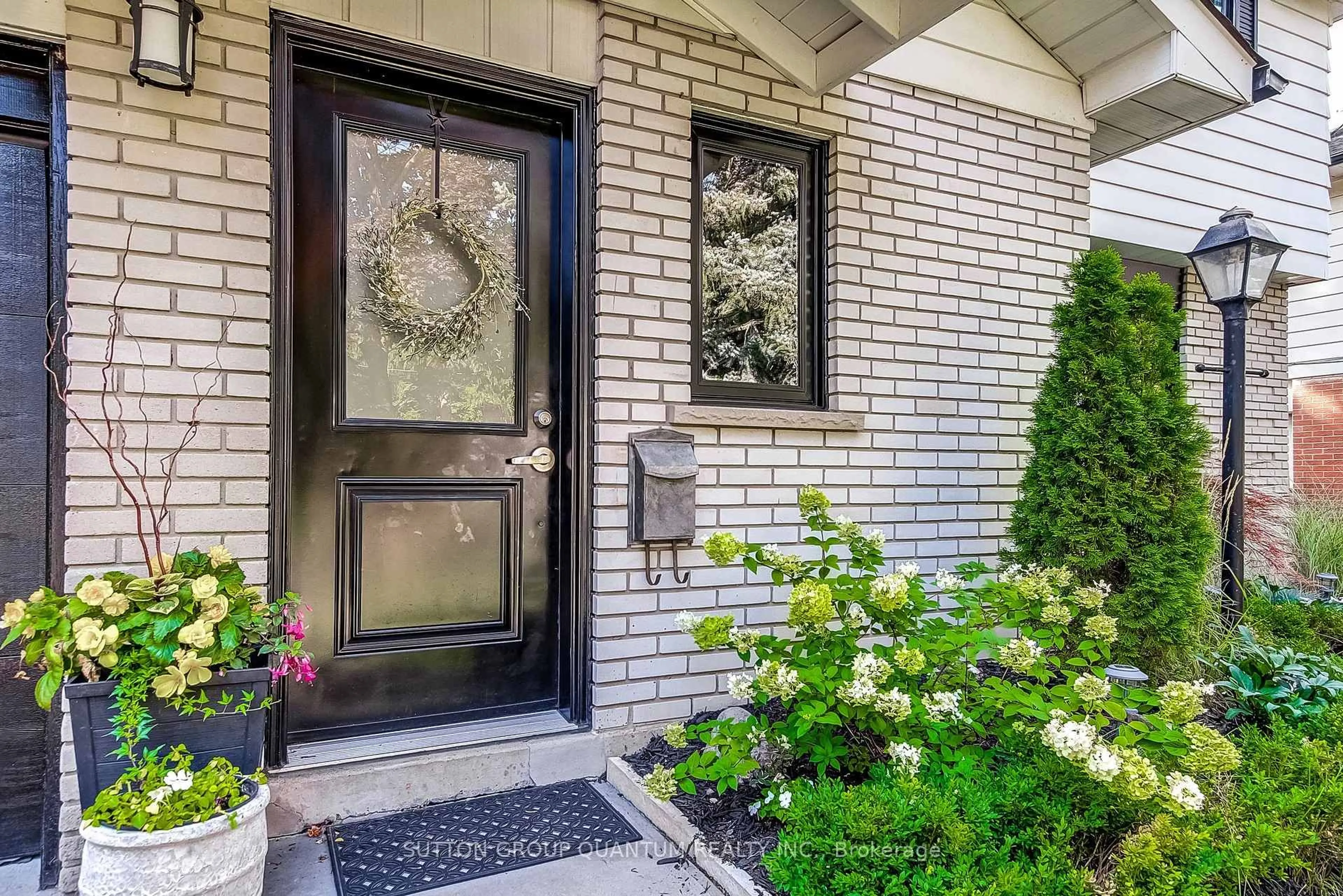 Home with brick exterior material, street for 2011 Davebrook Rd, Mississauga Ontario L5J 3M4