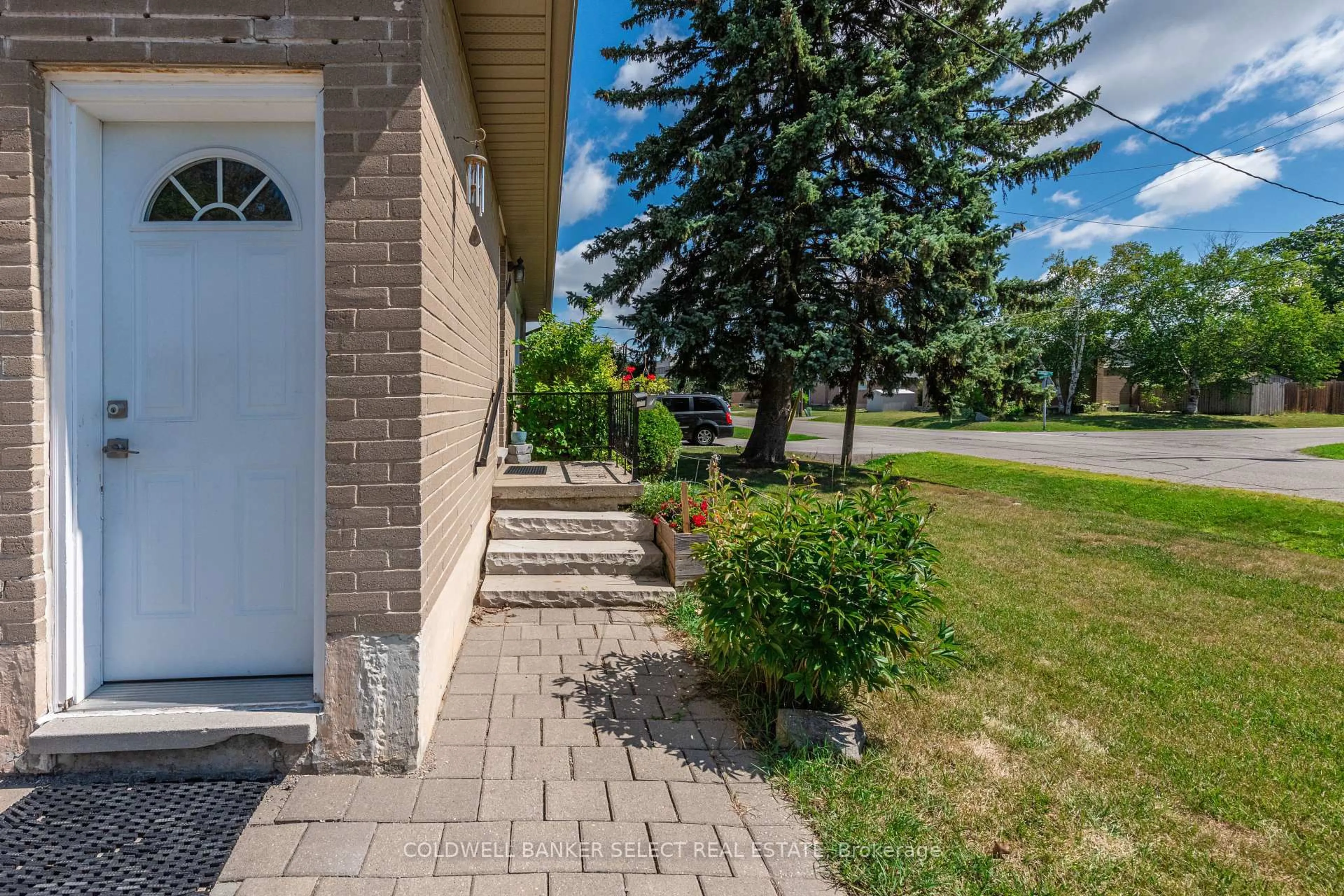 Patio, street for 71 Martha St, Caledon Ontario L7E 4Y8