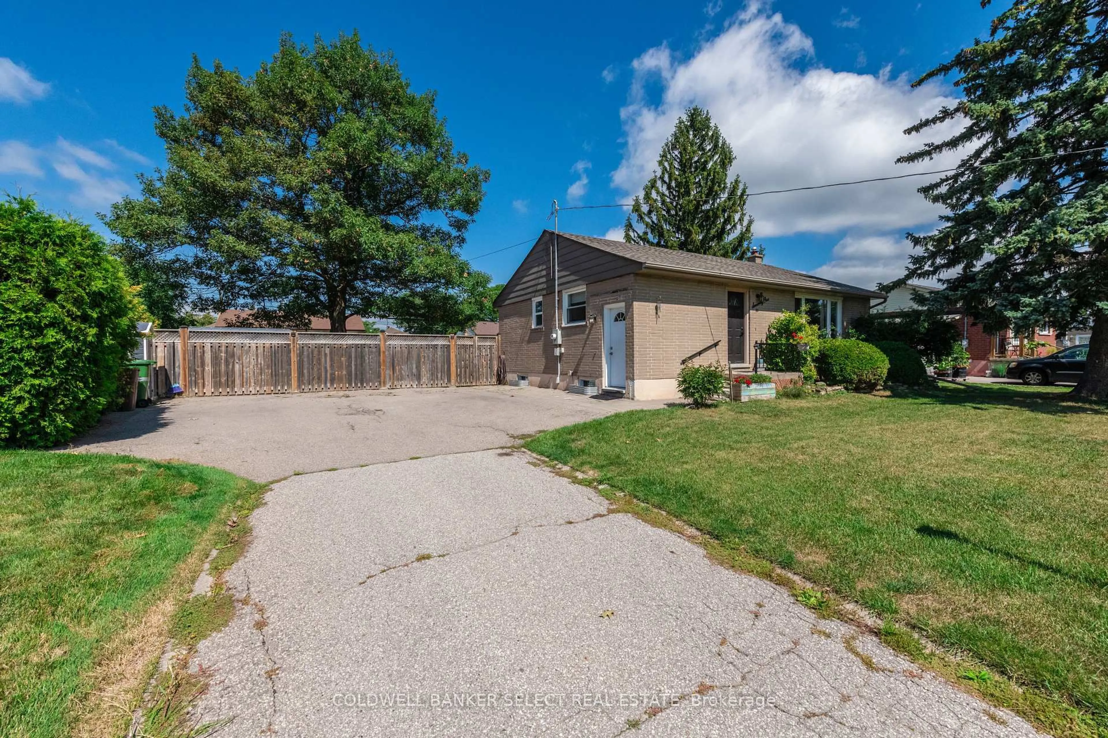 A pic from outside/outdoor area/front of a property/back of a property/a pic from drone, street for 71 Martha St, Caledon Ontario L7E 4Y8