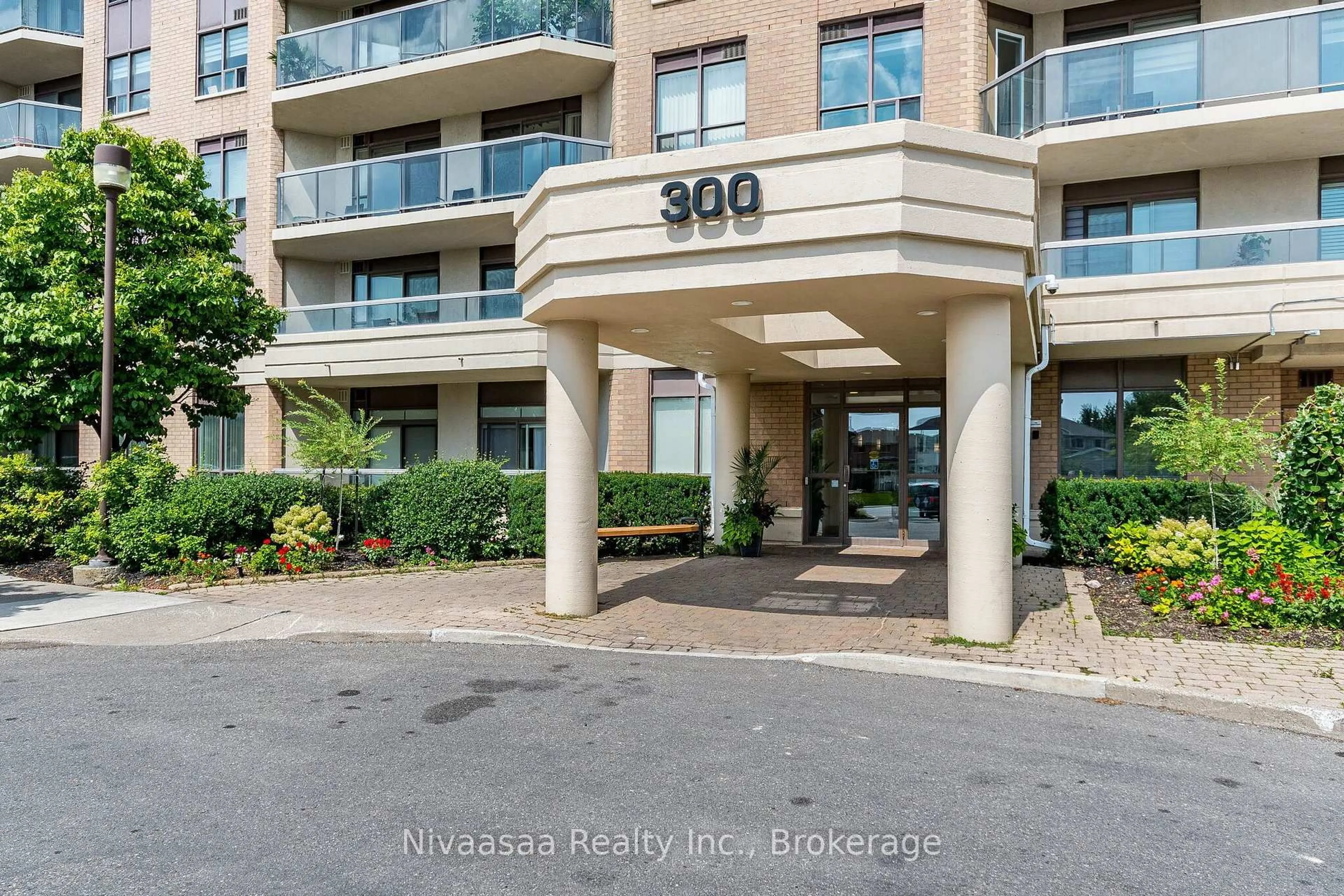 Indoor entryway for 300 Ray Lawson Blvd #514, Brampton Ontario L6Y 5H5