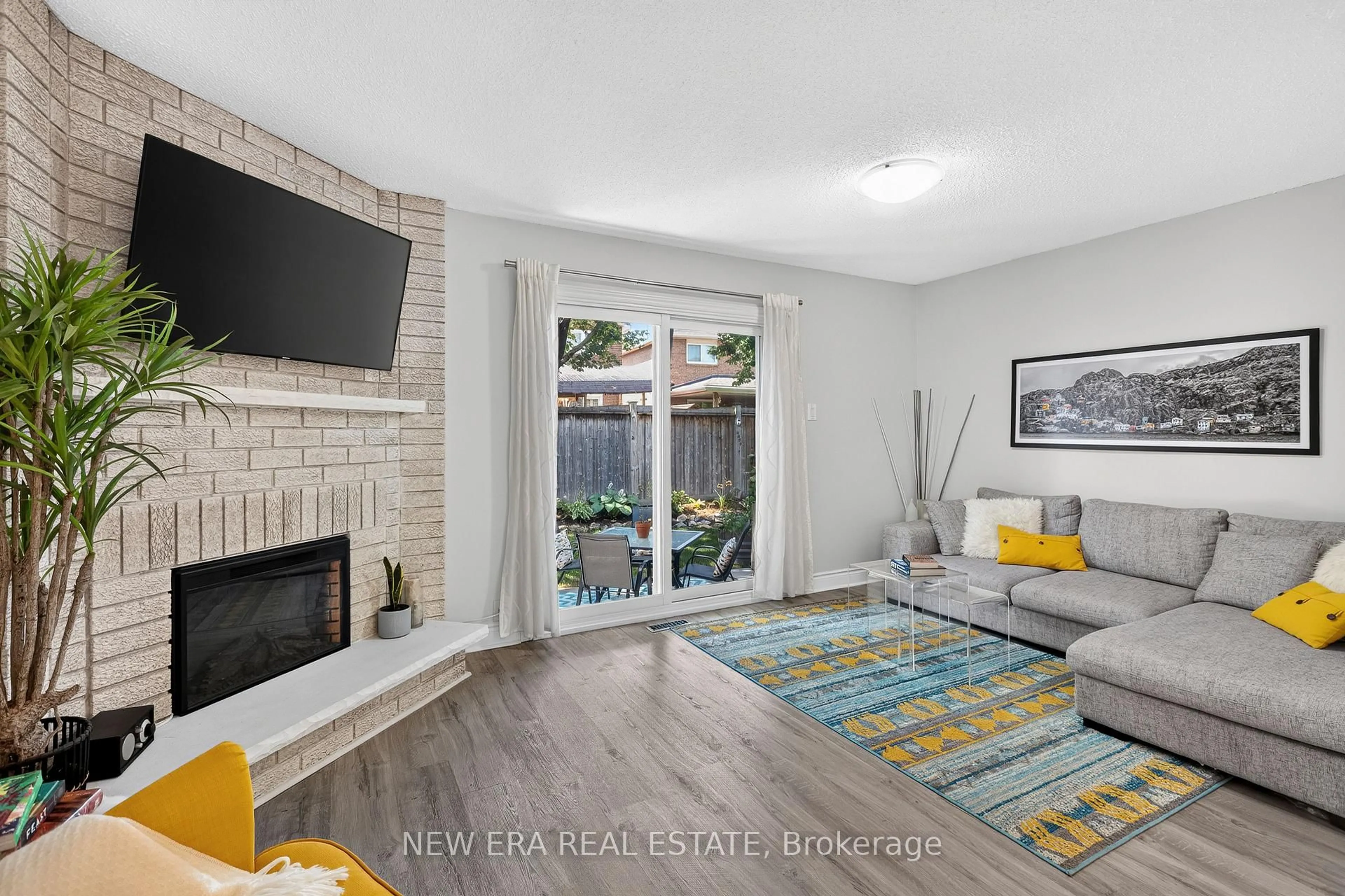 Living room with furniture, ceramic/tile floor for 5020 Delaware Dr #51, Mississauga Ontario L4Z 3C3