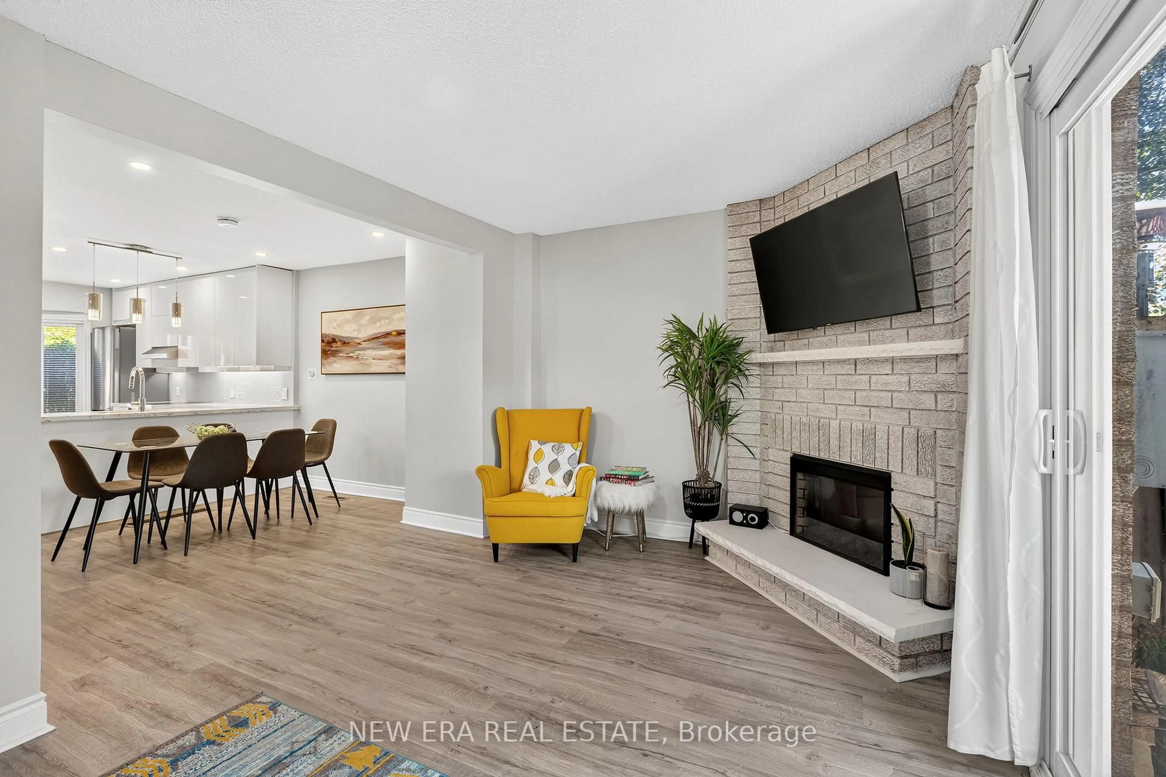 Living room with furniture, ceramic/tile floor for 5020 Delaware Dr #51, Mississauga Ontario L4Z 3C3