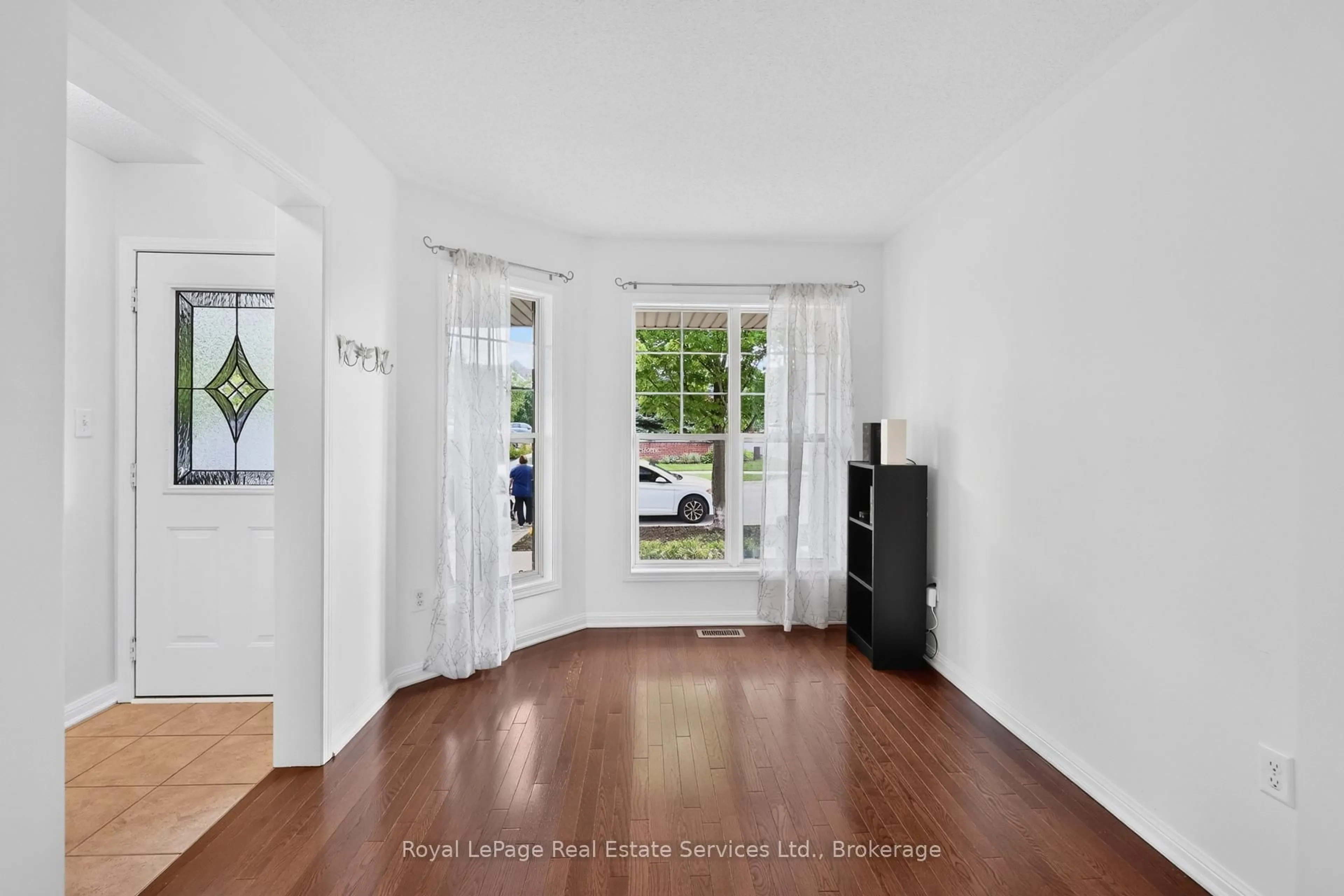 Indoor entryway for 3071 Rotary Way, Burlington Ontario L7M 0A3