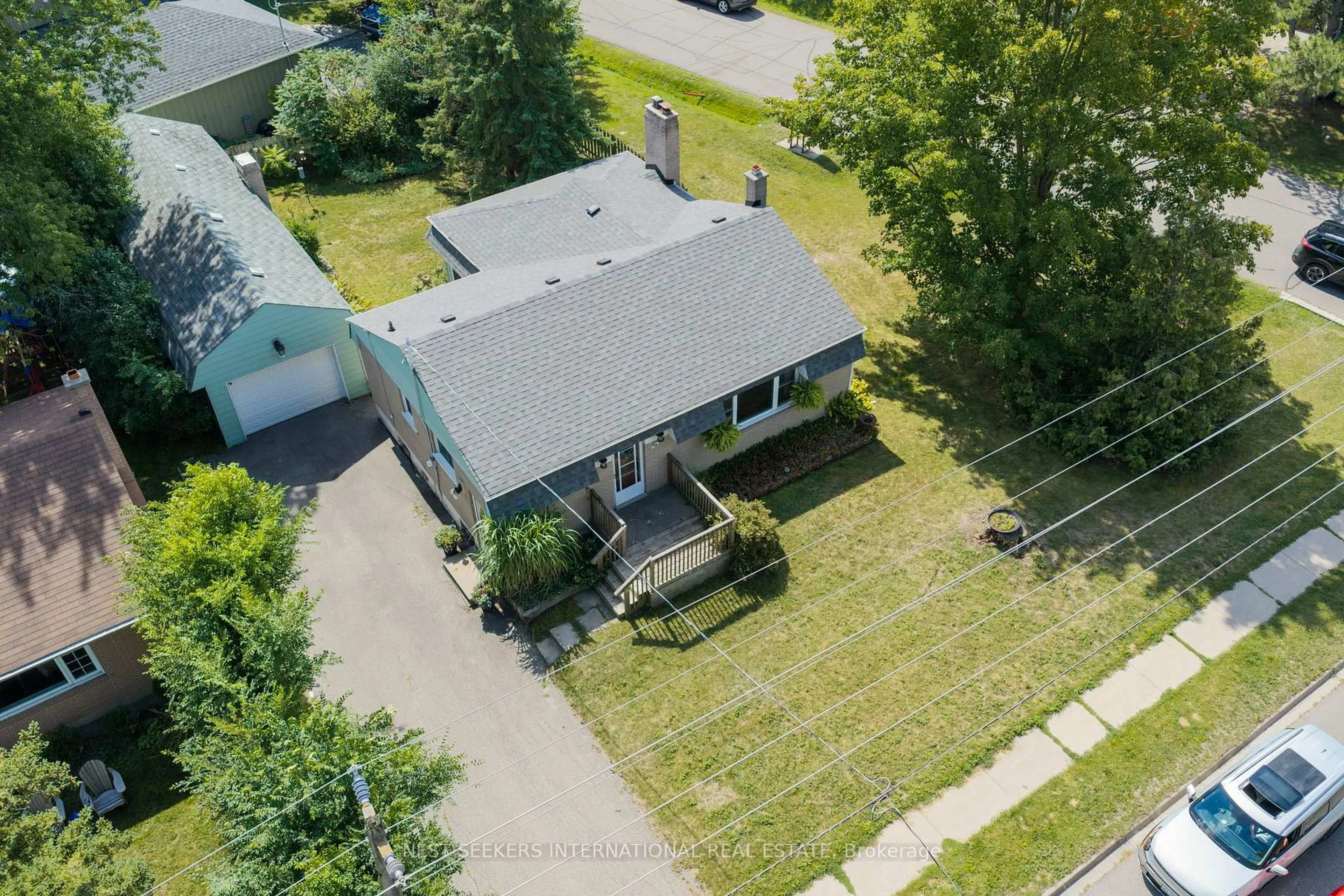 A pic from outside/outdoor area/front of a property/back of a property/a pic from drone, street for 92 Ellwood Dr, Caledon Ontario L7E 4W7