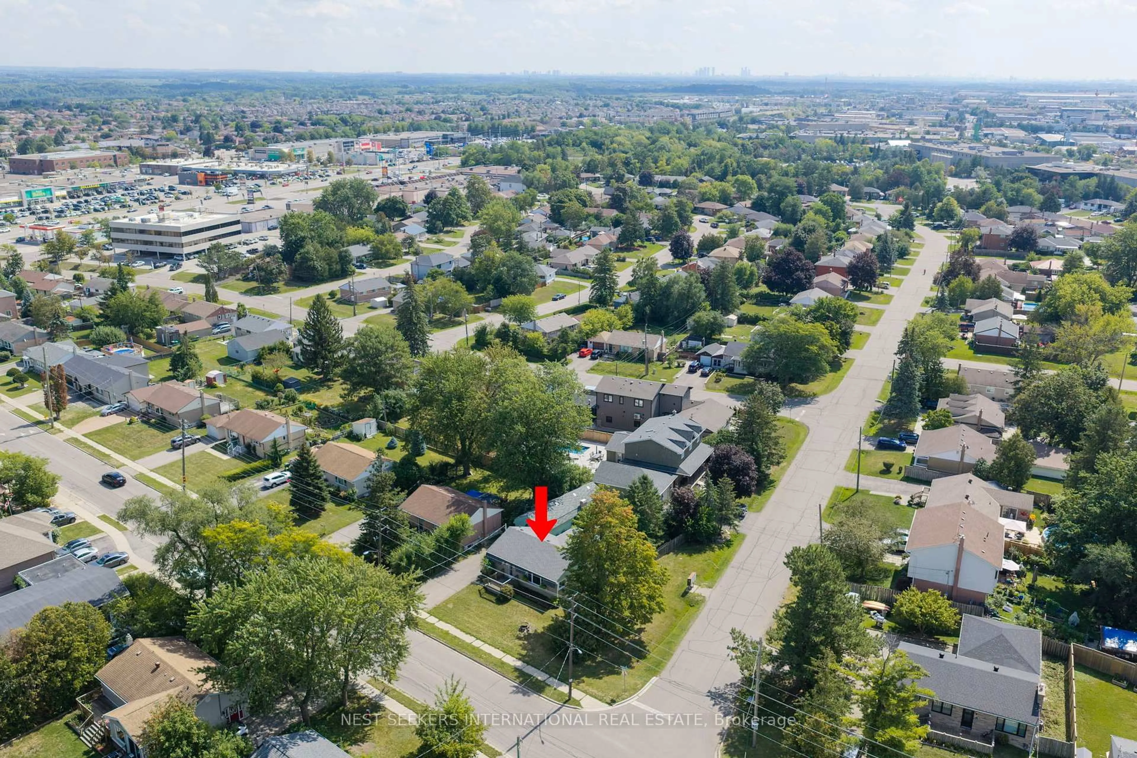 A pic from outside/outdoor area/front of a property/back of a property/a pic from drone, street for 92 Ellwood Dr, Caledon Ontario L7E 4W7