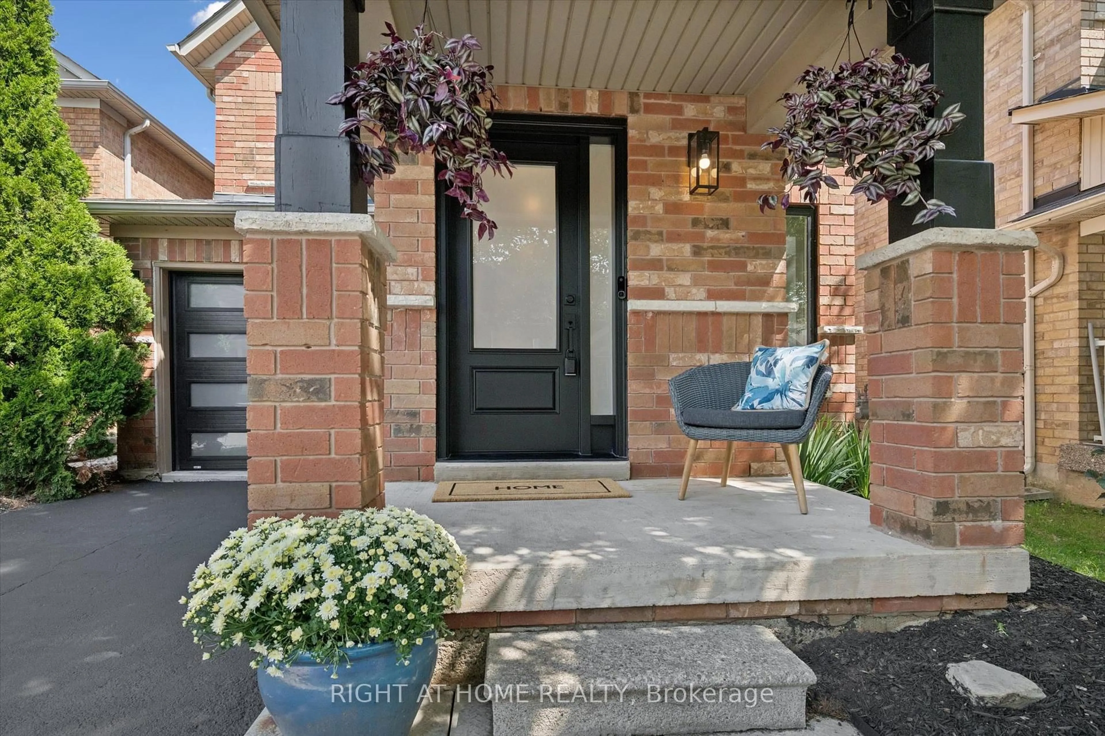 Indoor entryway for 2294 Seton Cres, Burlington Ontario L7L 6Y4
