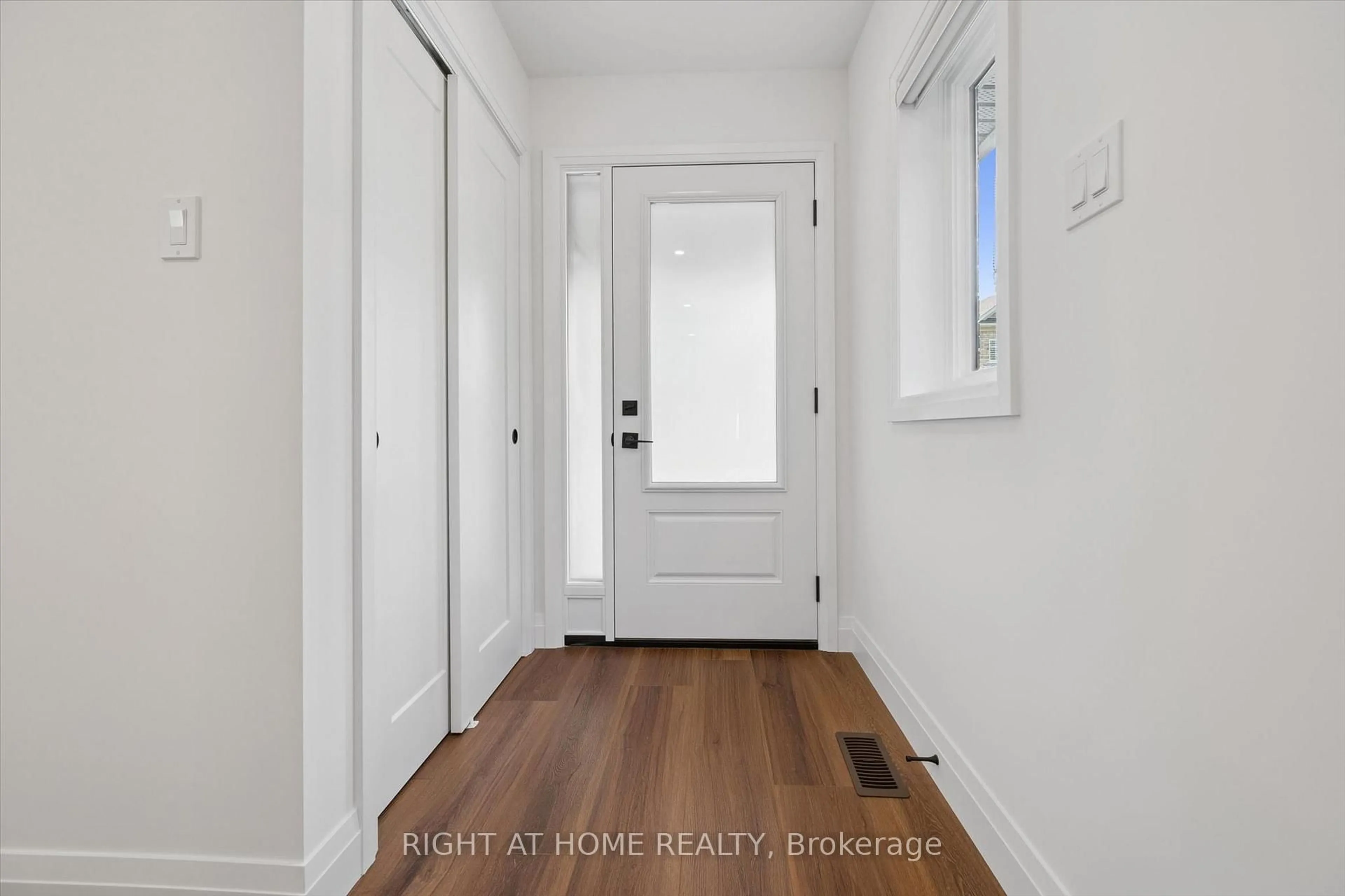 Indoor entryway for 2294 Seton Cres, Burlington Ontario L7L 6Y4