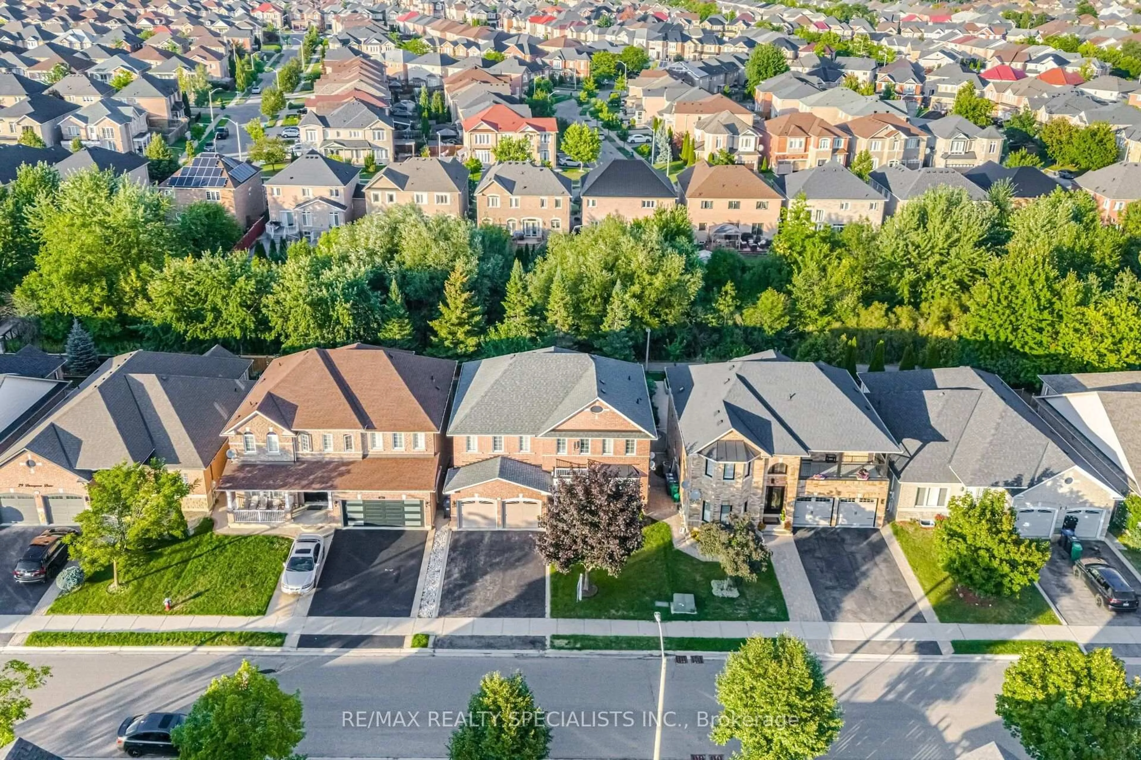 A pic from outside/outdoor area/front of a property/back of a property/a pic from drone, street for 25 Dovergreen Dr, Brampton Ontario L7A 2M9