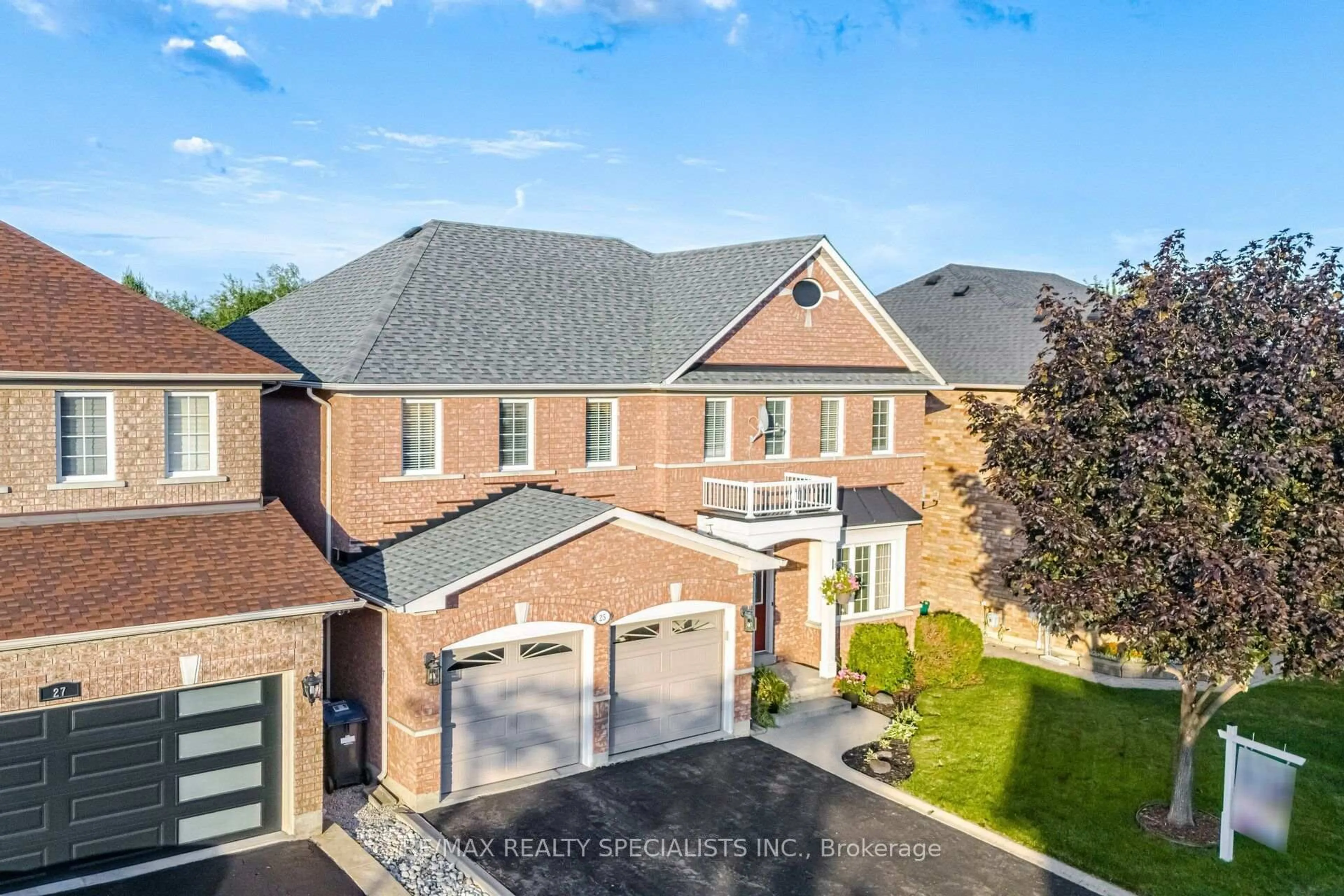 A pic from outside/outdoor area/front of a property/back of a property/a pic from drone, street for 25 Dovergreen Dr, Brampton Ontario L7A 2M9